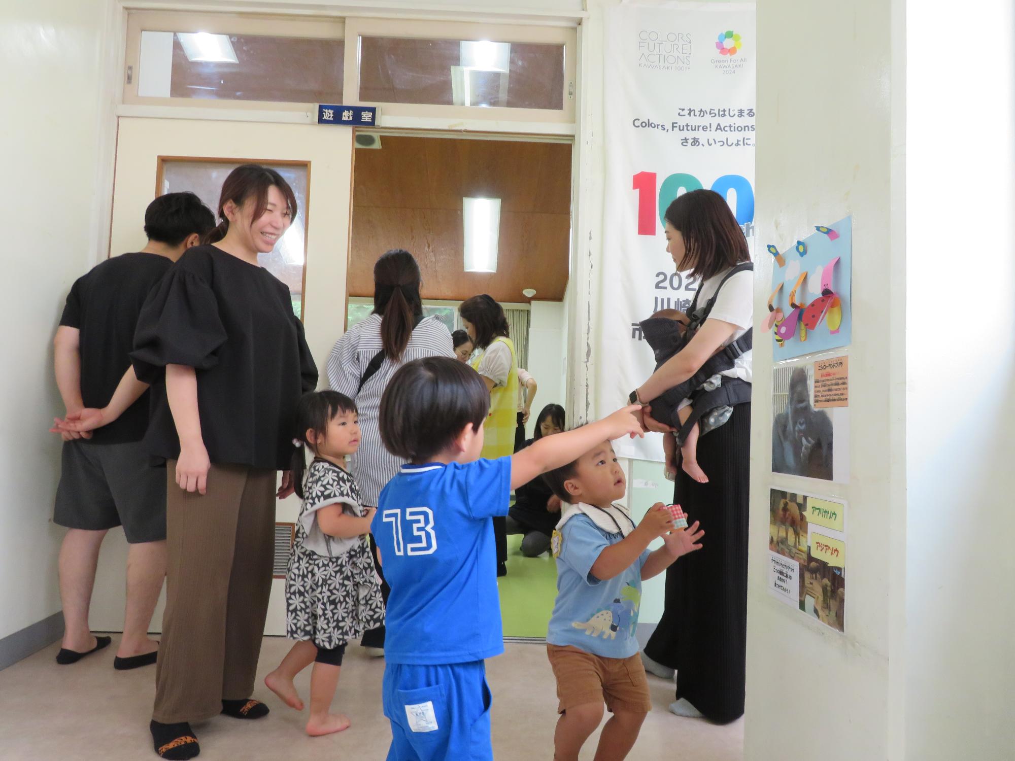 こども文化センターの館内を探索する乳幼児親子の様子の写真