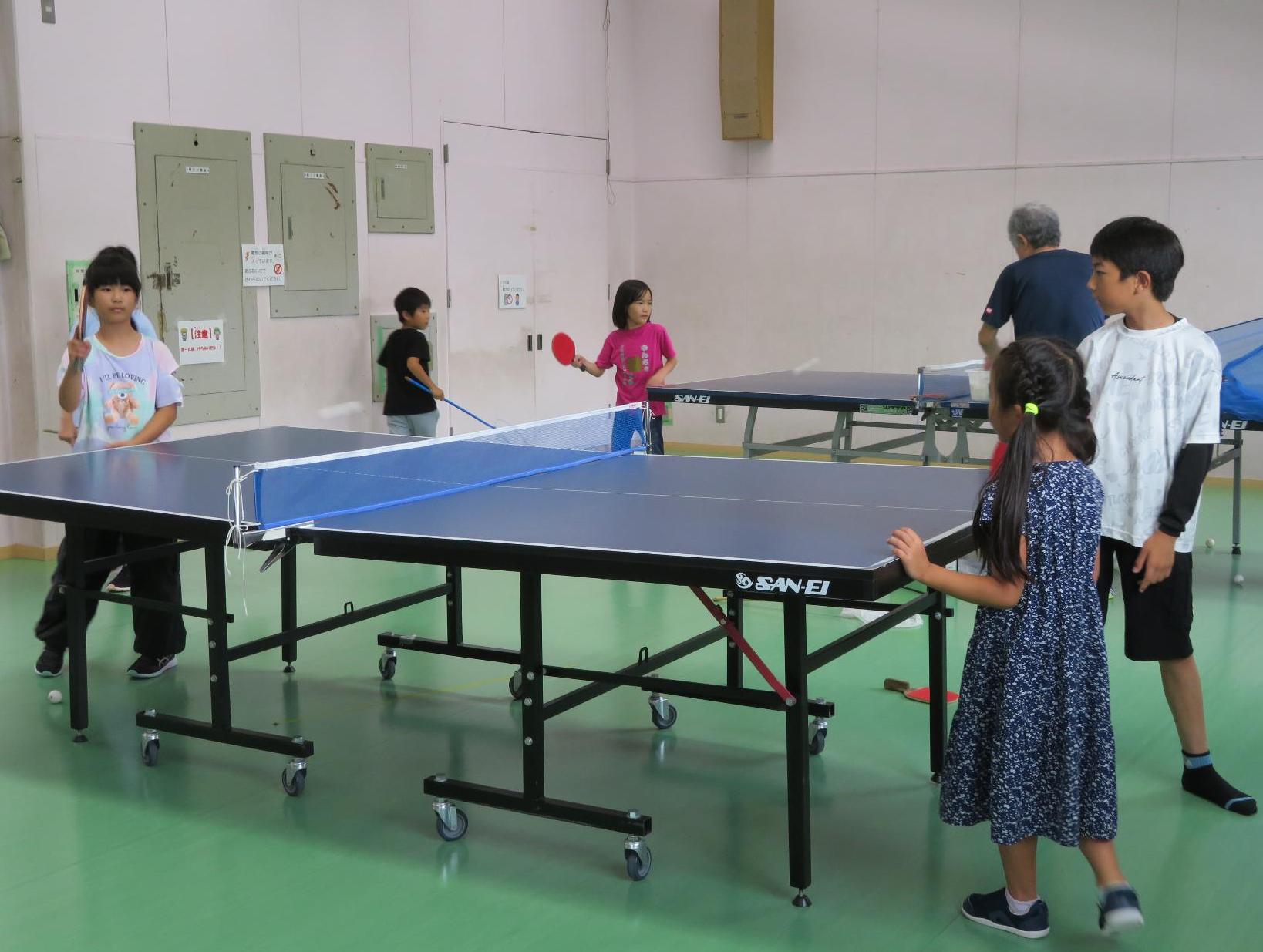 卓球クラブに所属する小学生児童が卓球の練習をしている様子の写真