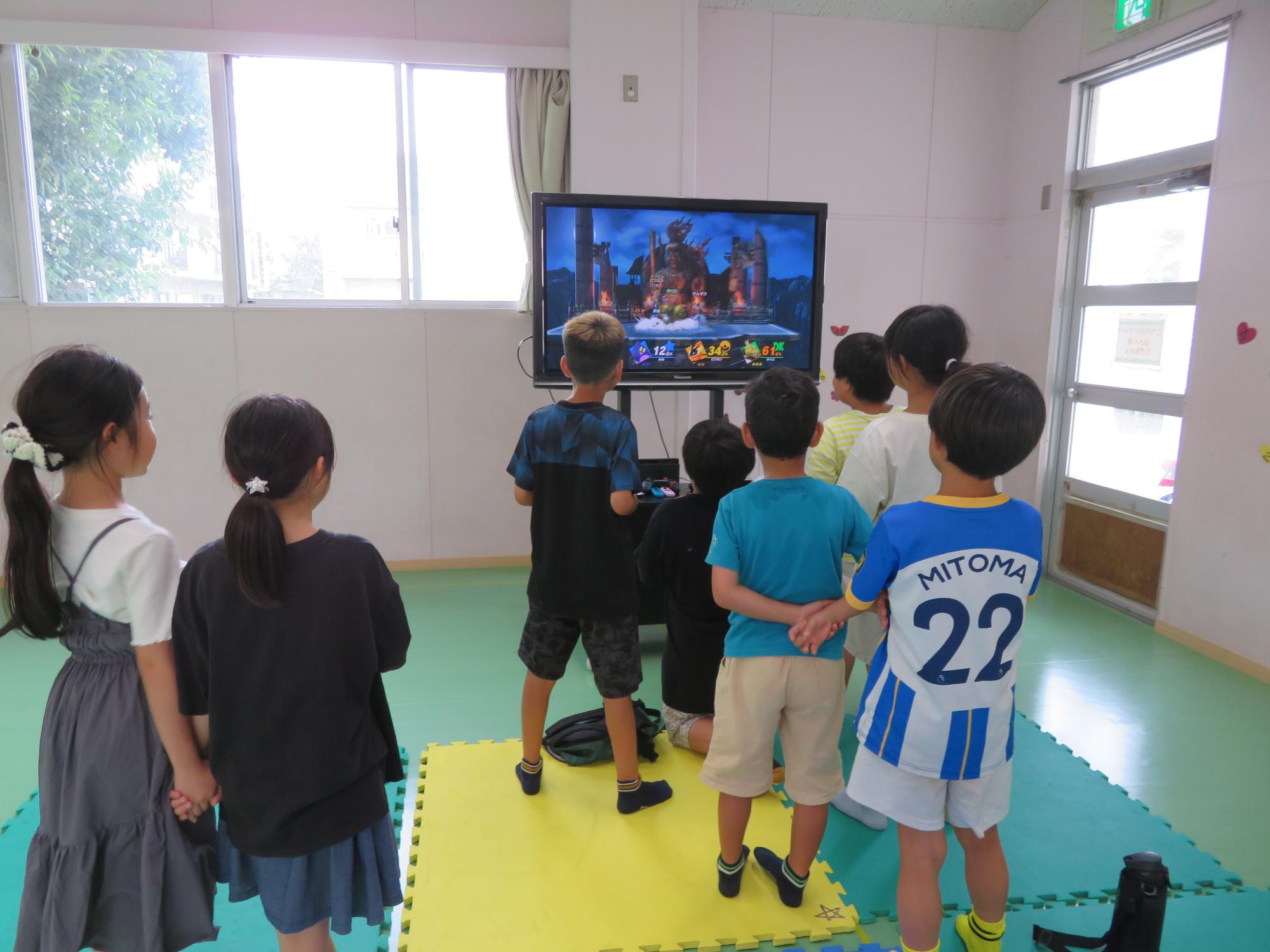 テレビゲームで遊ぶ小学生児童の様子の写真
