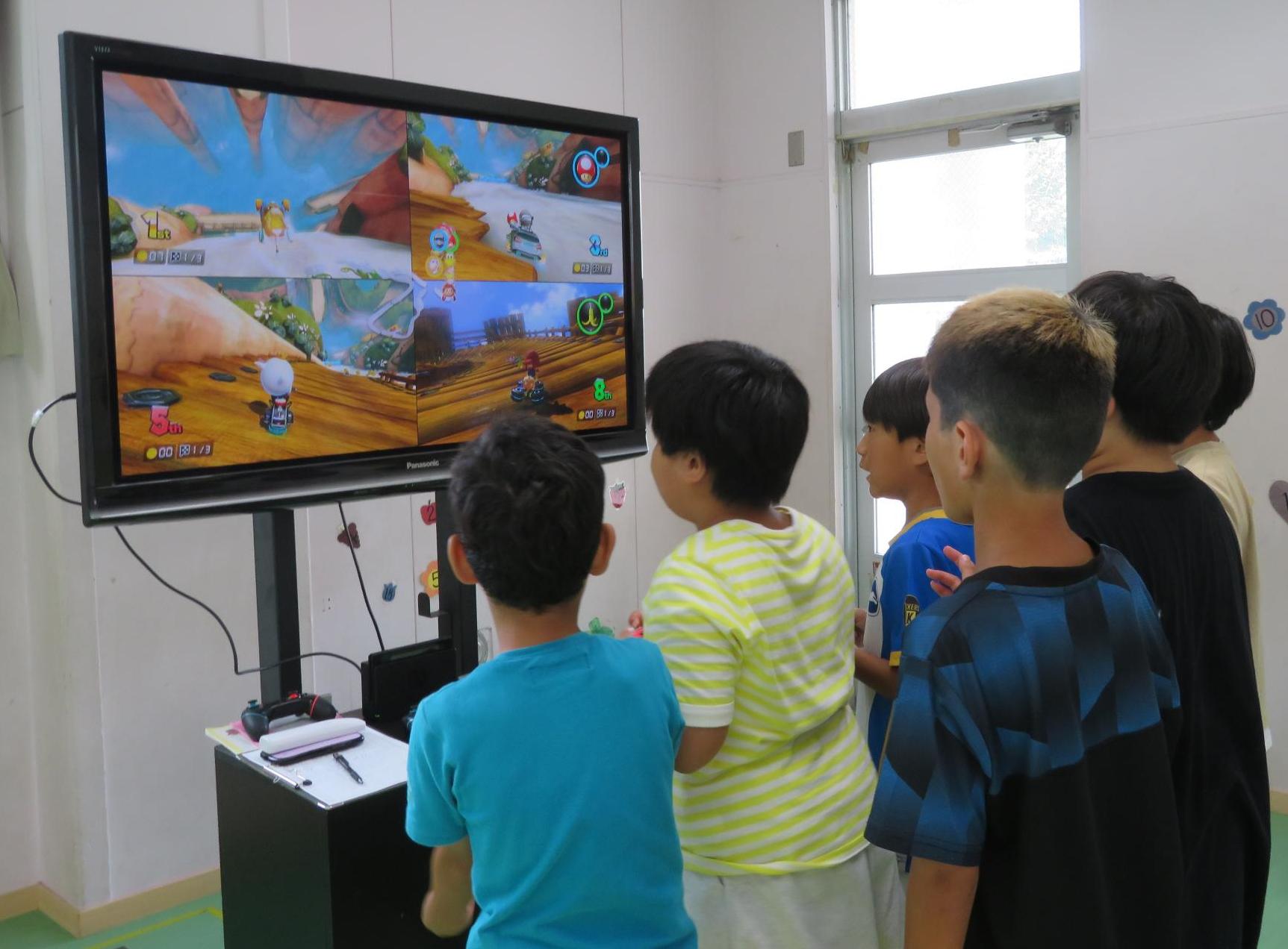 テレビゲームで遊ぶ小学生児童の様子の写真