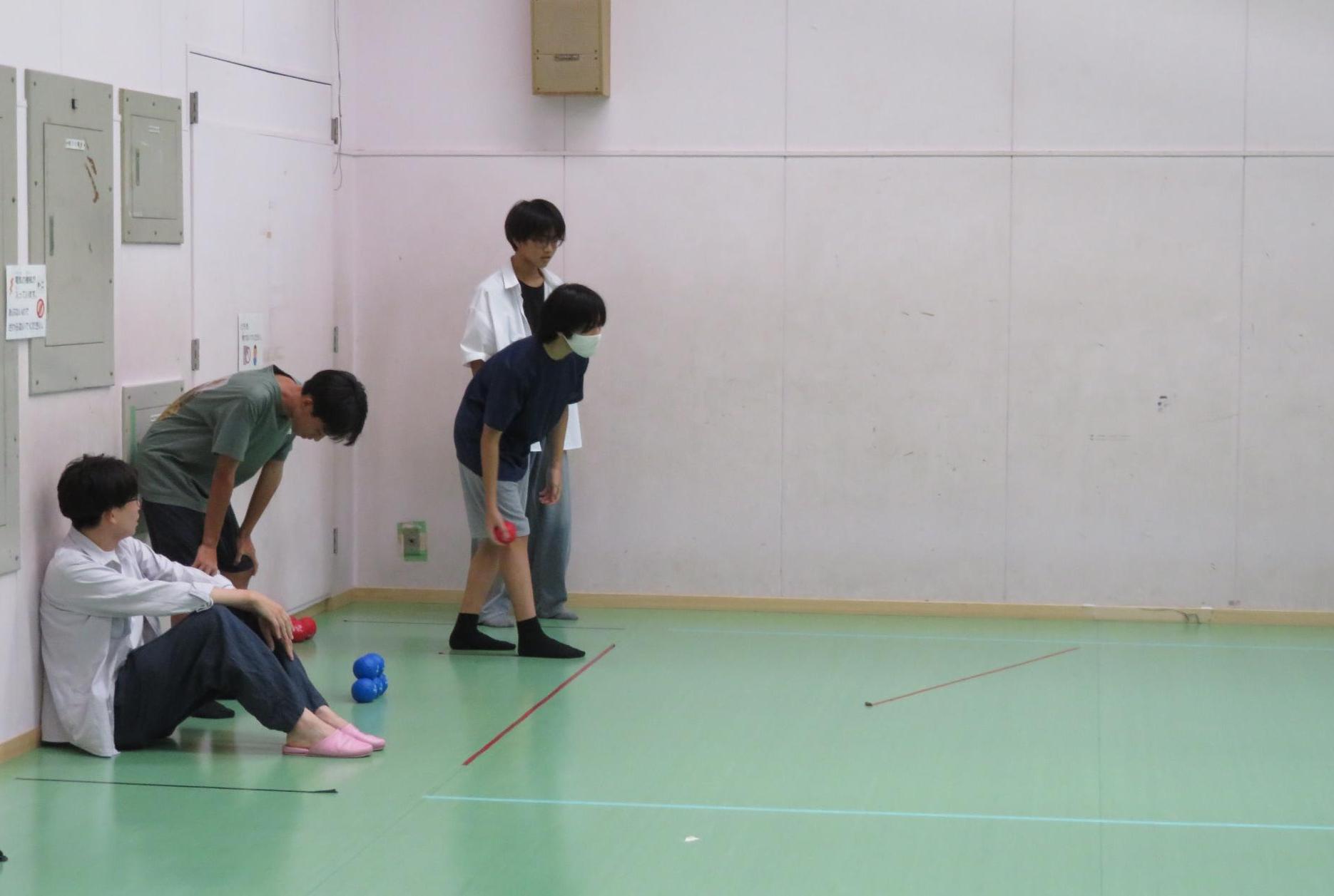 ボッチャの試合をする中高生の様子の写真