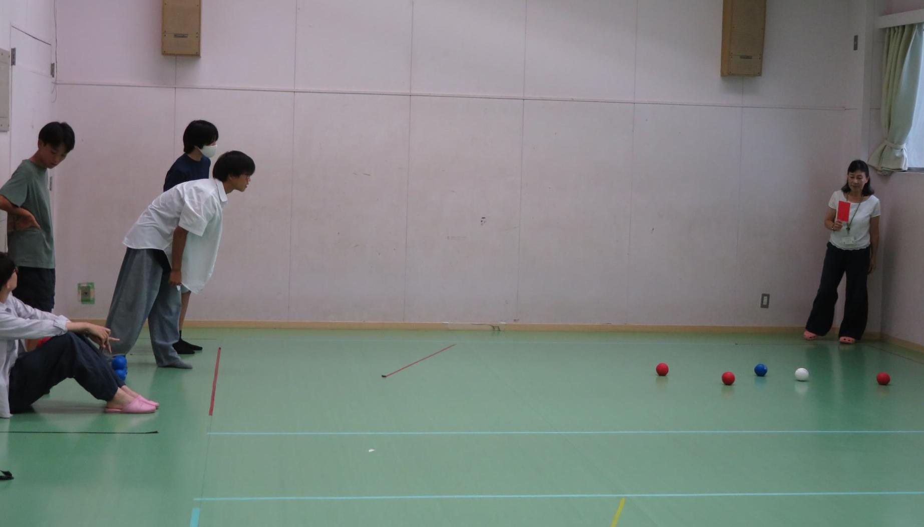 ボッチャで得点を取る中学生の様子の写真