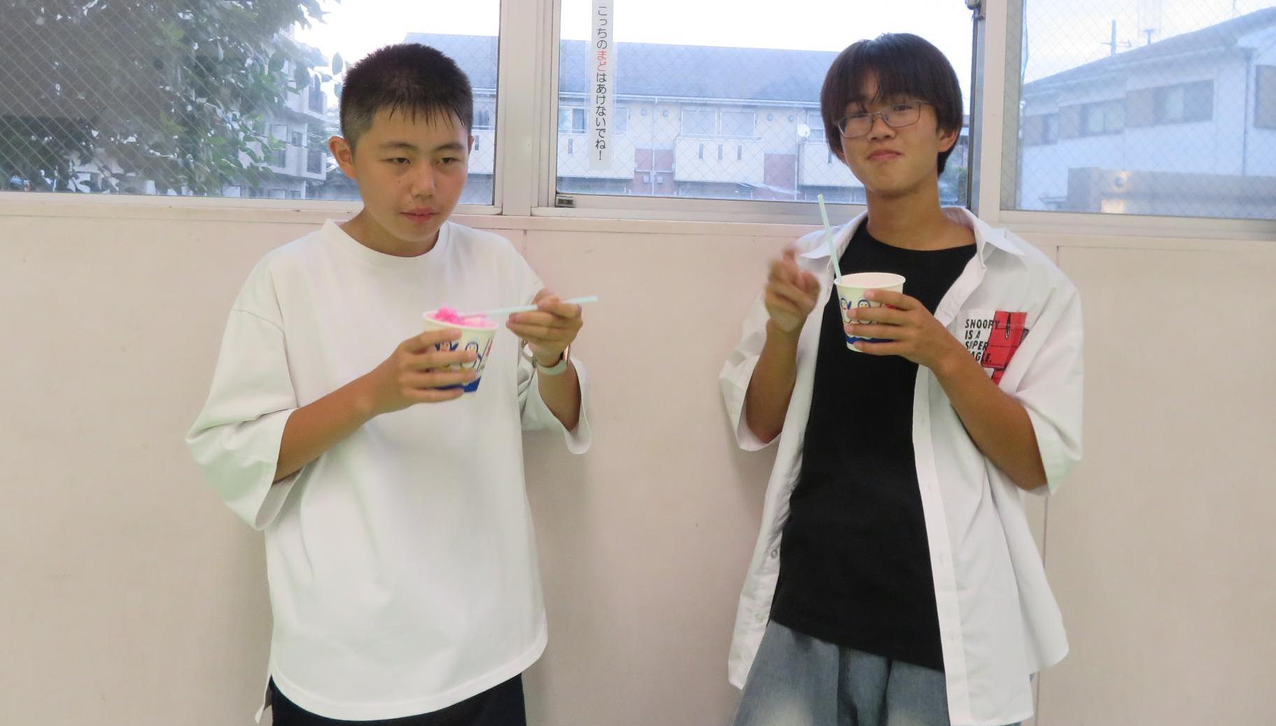 かき氷を美味しそうに食べる中学生の様子の写真