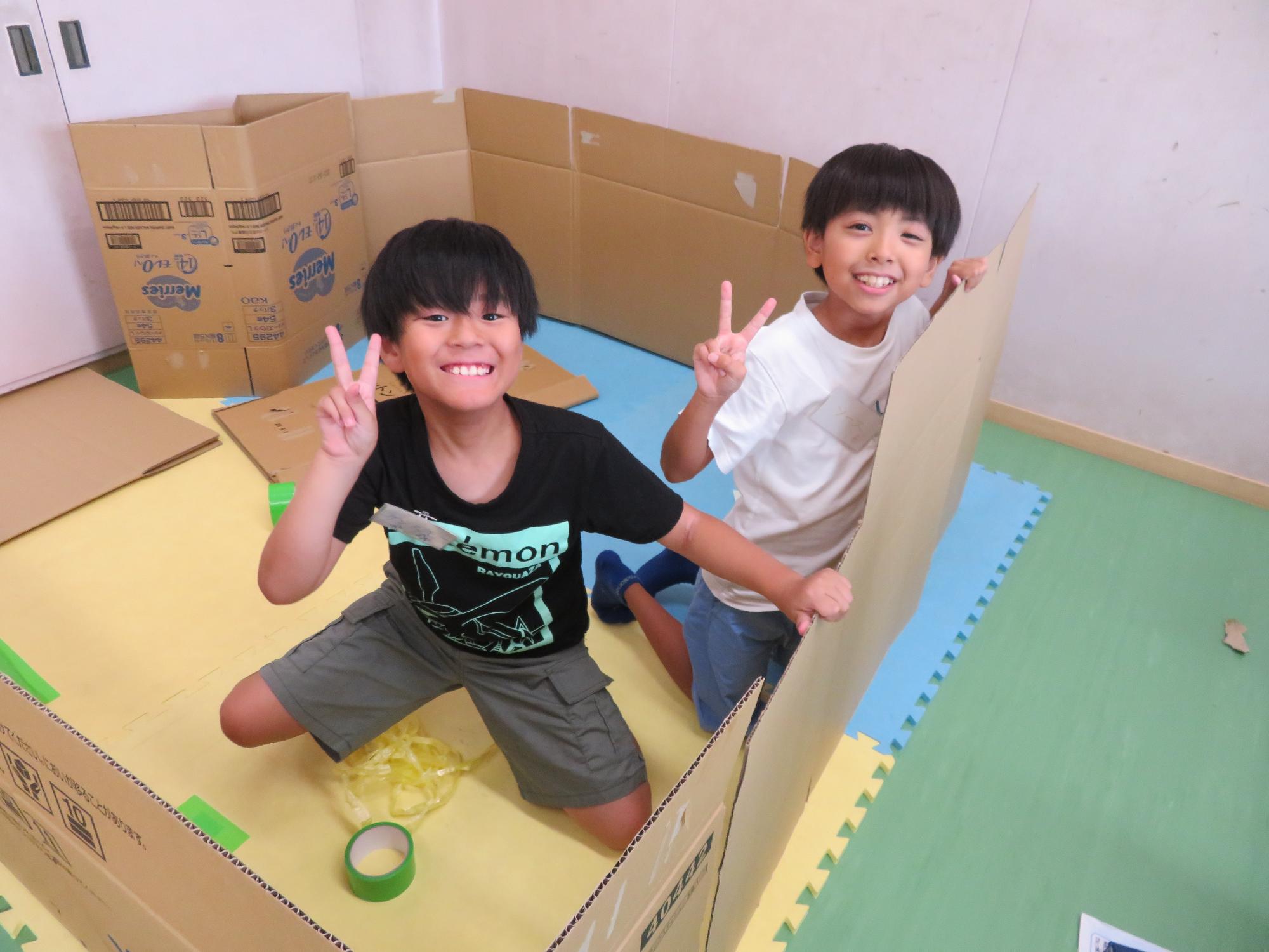 ダンボールハウスを作っている写真