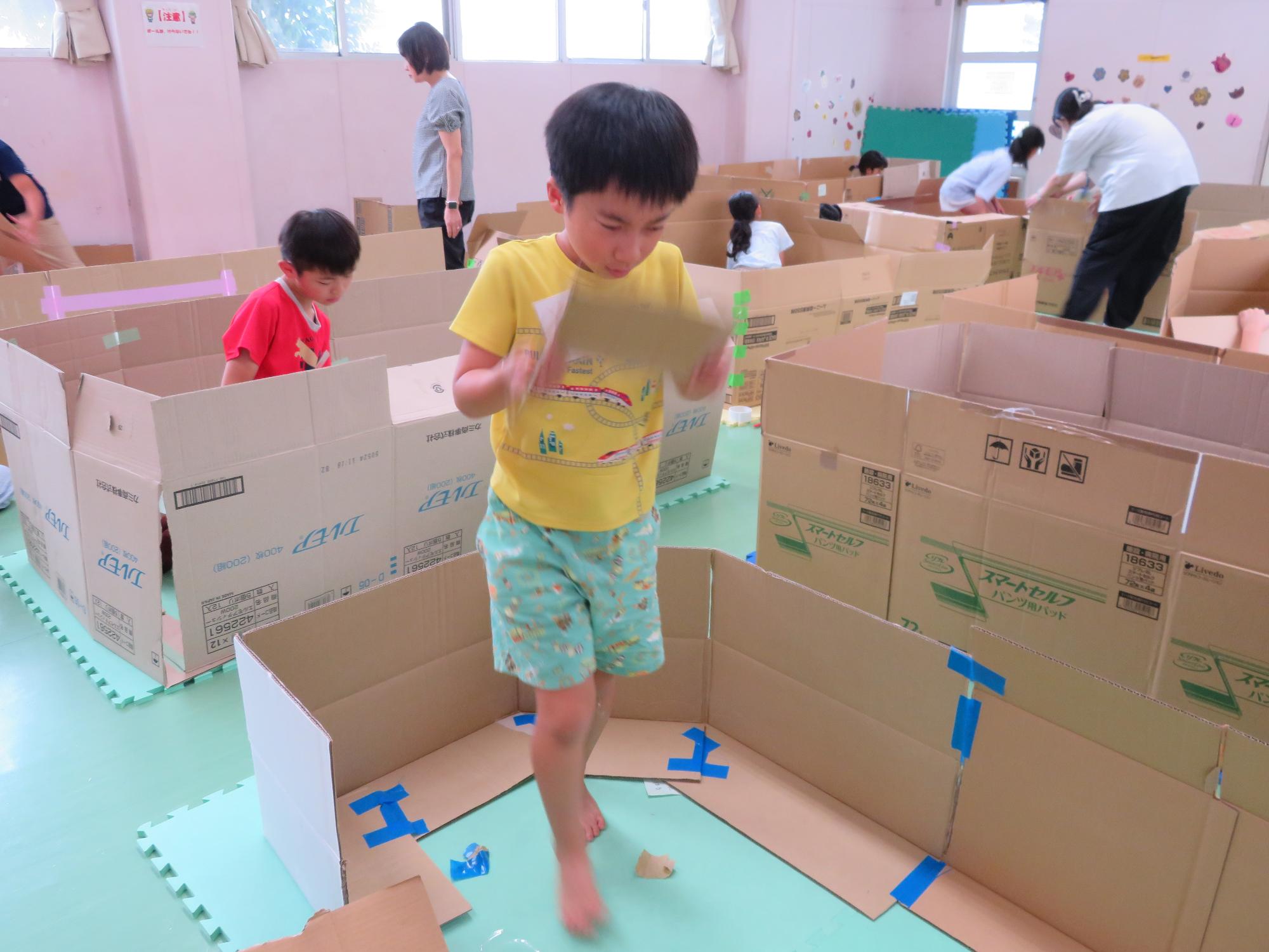 ダンボールハウスを作っている写真