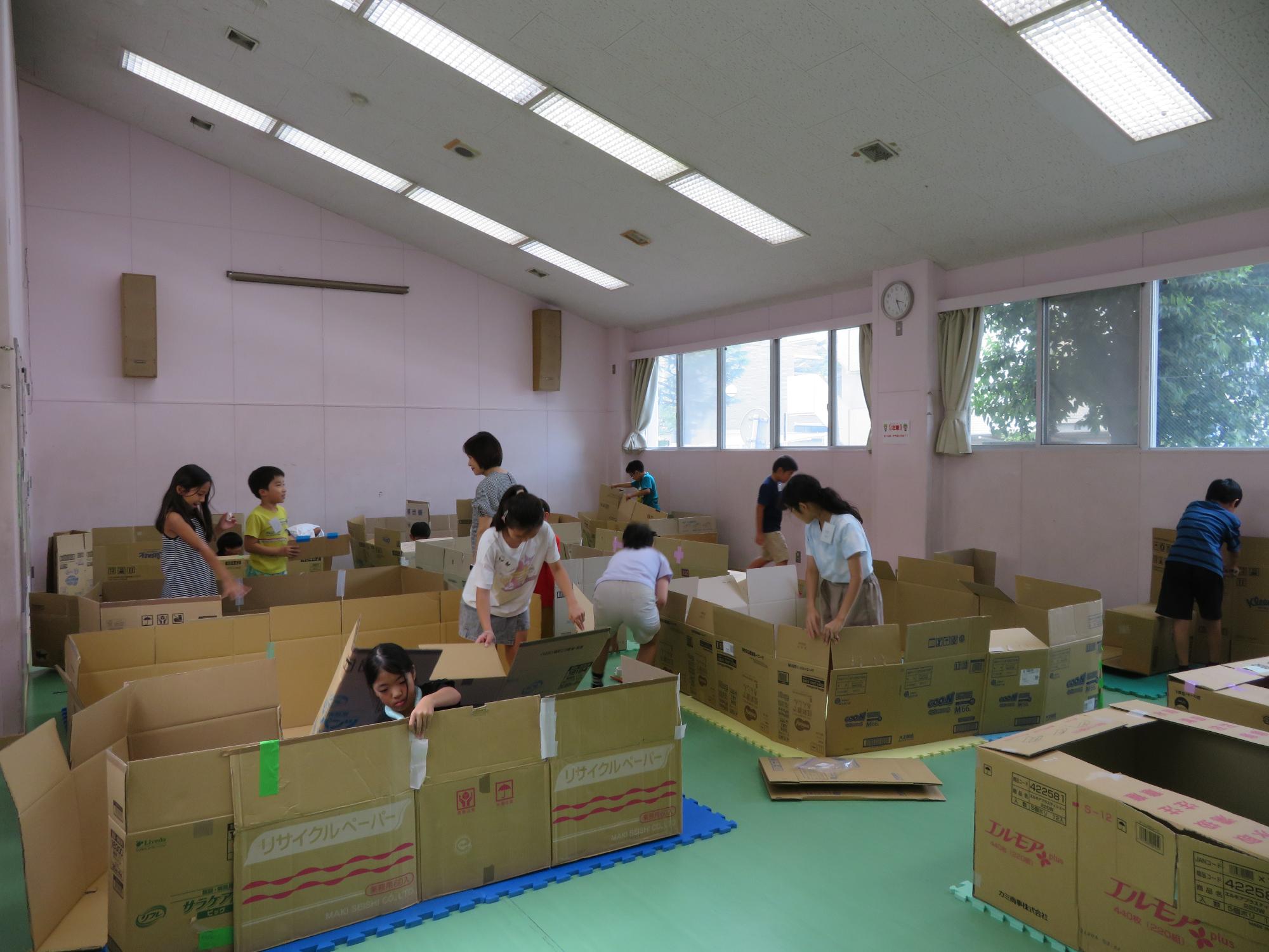 トレーニング室でダンボールハウスを作っている写真