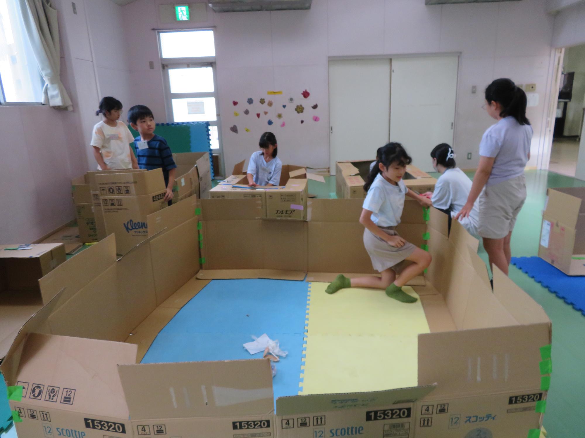 トレーニング室でダンボールハウスを作っている写真