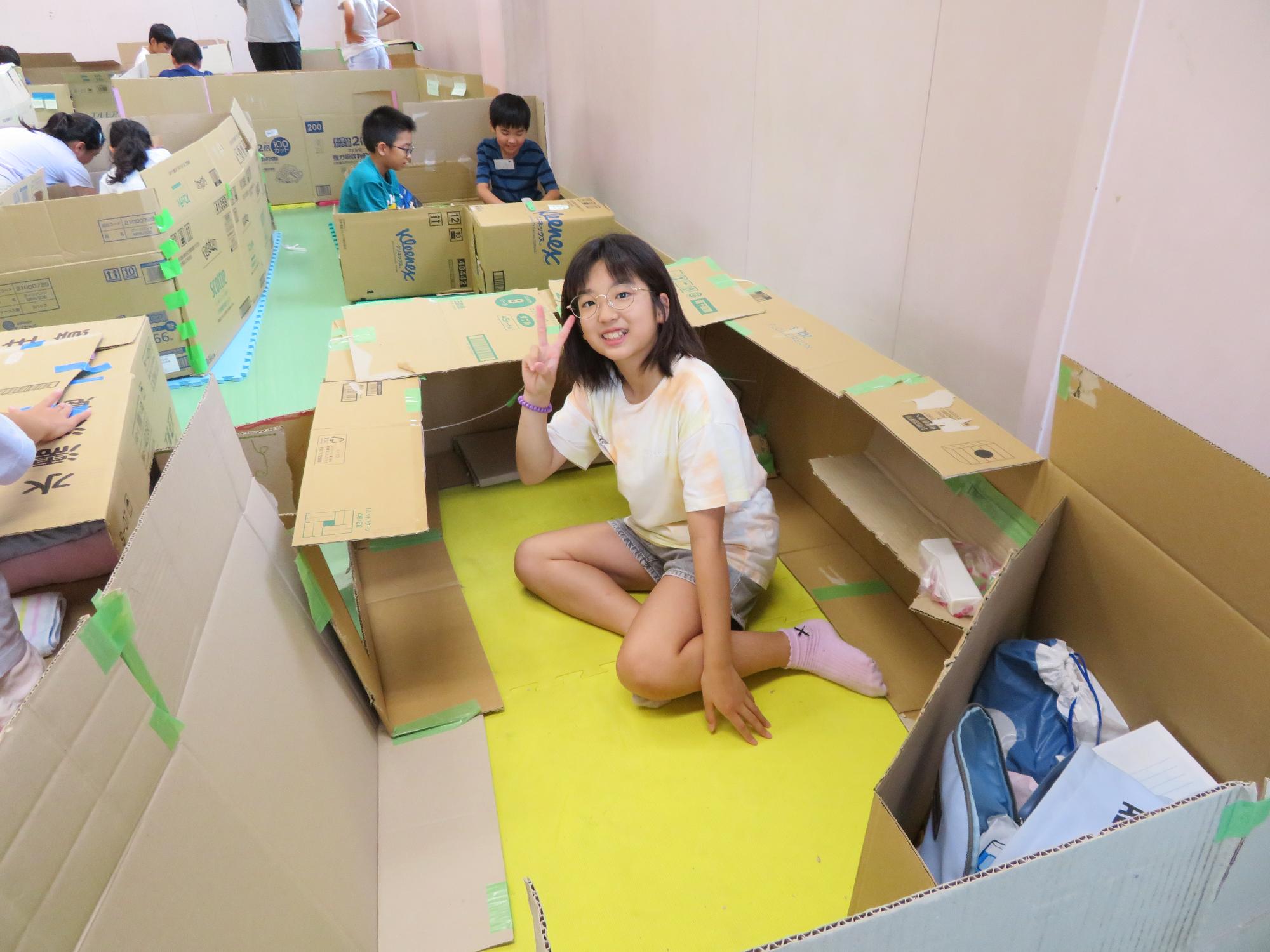 ダンボールハウスを作っている写真