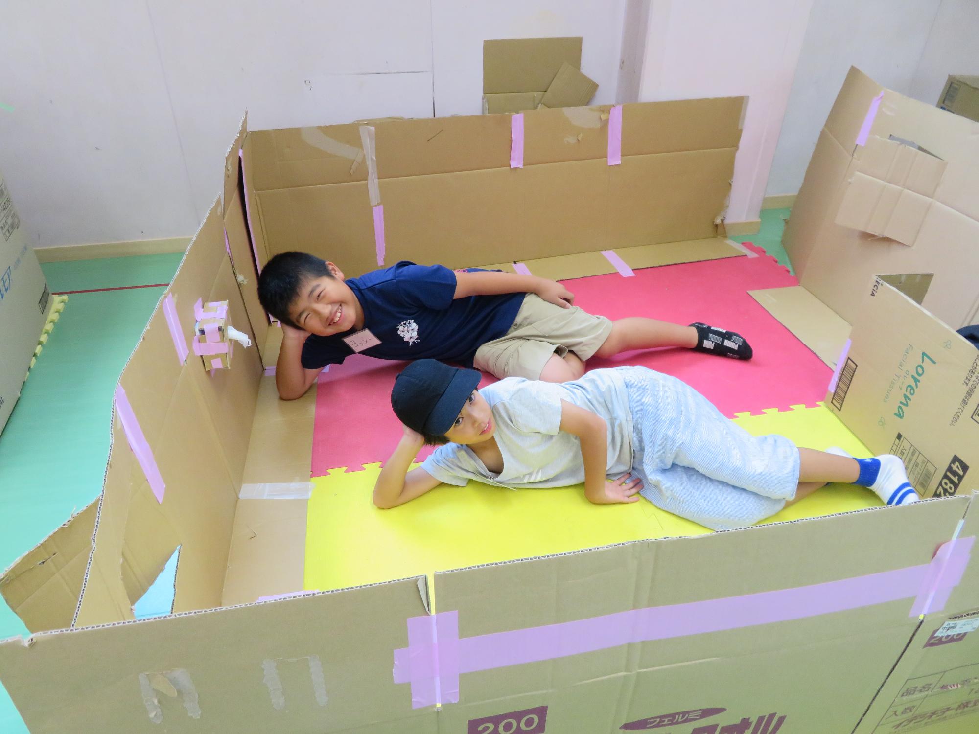 ダンボールハウスを作っている写真