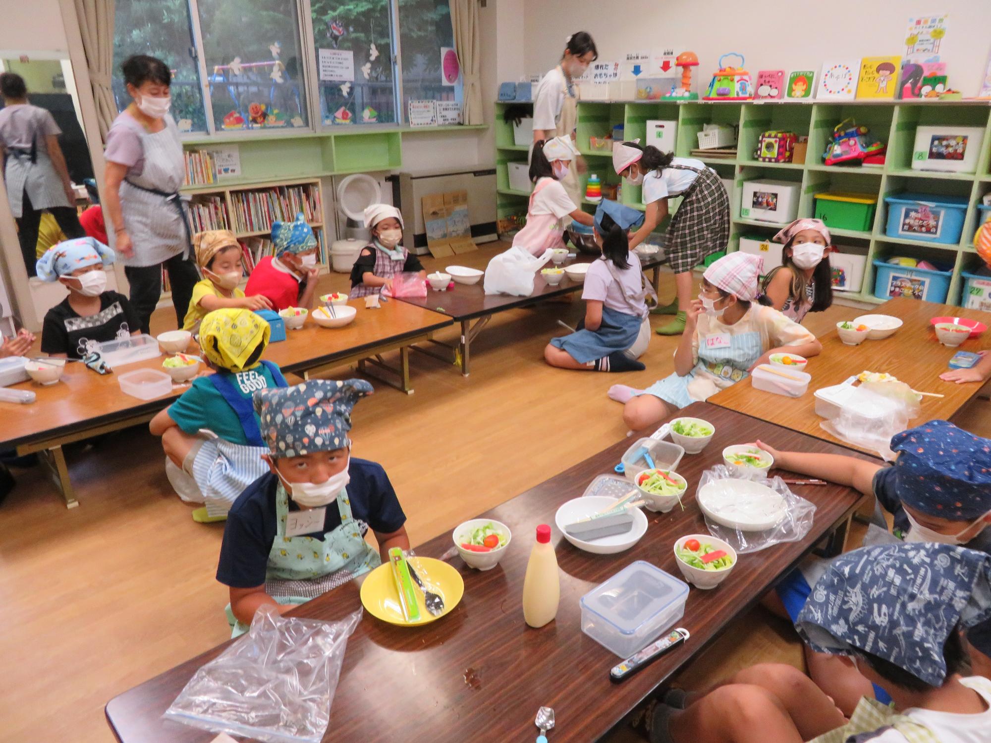 サラダづくりをしている写真