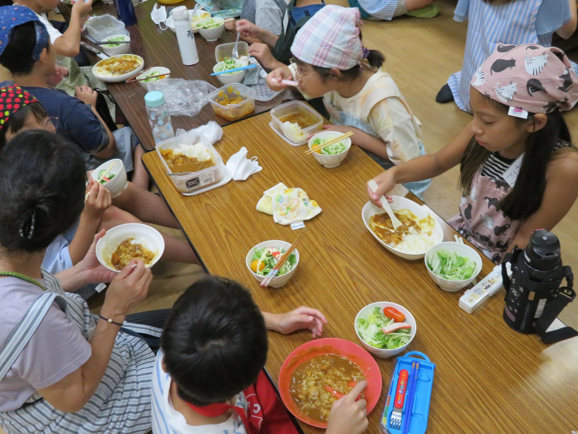カレーを食べている写真