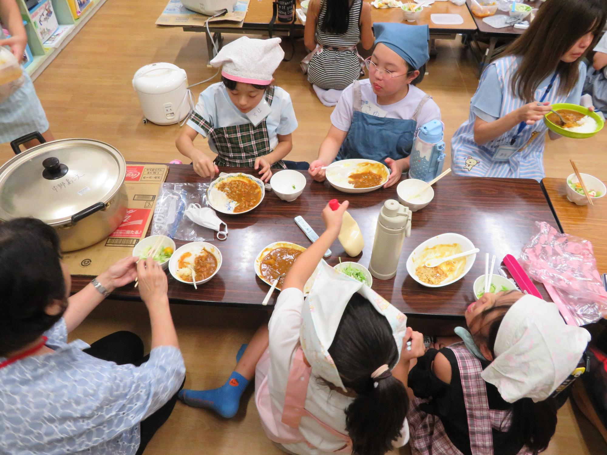 カレーを食べている写真