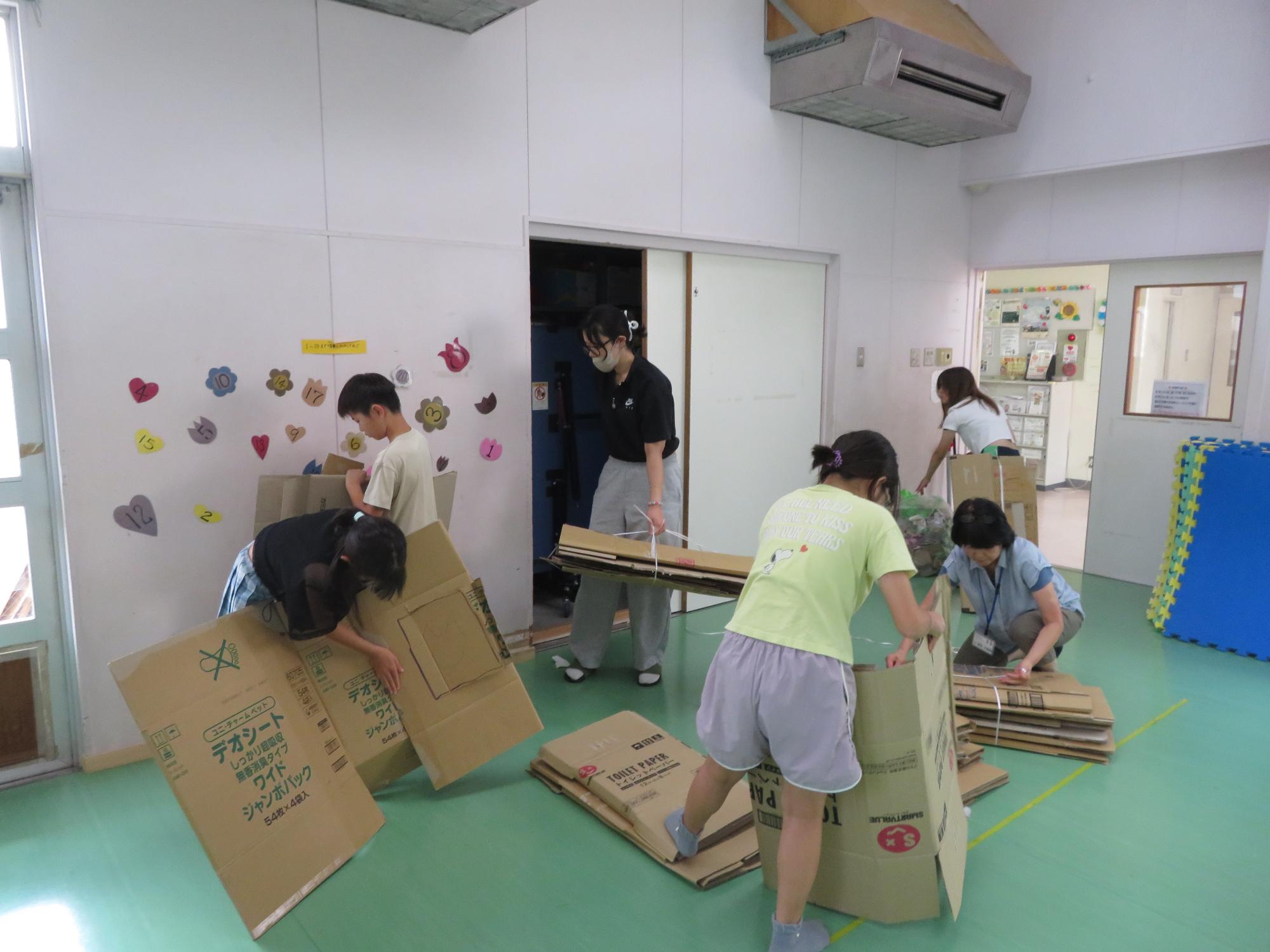 ダンボールハウスを片付けている写真