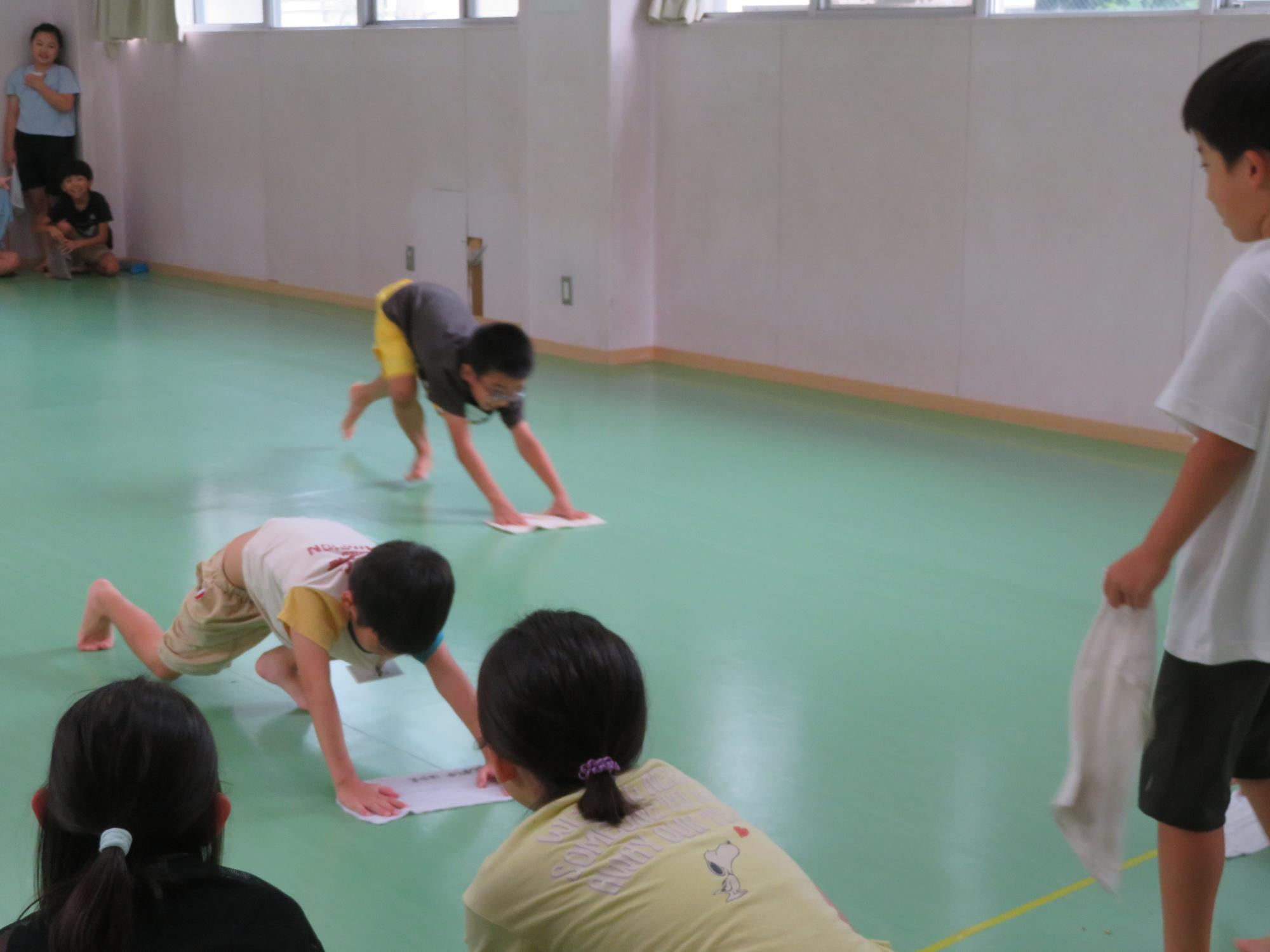 雑巾リレーの写真