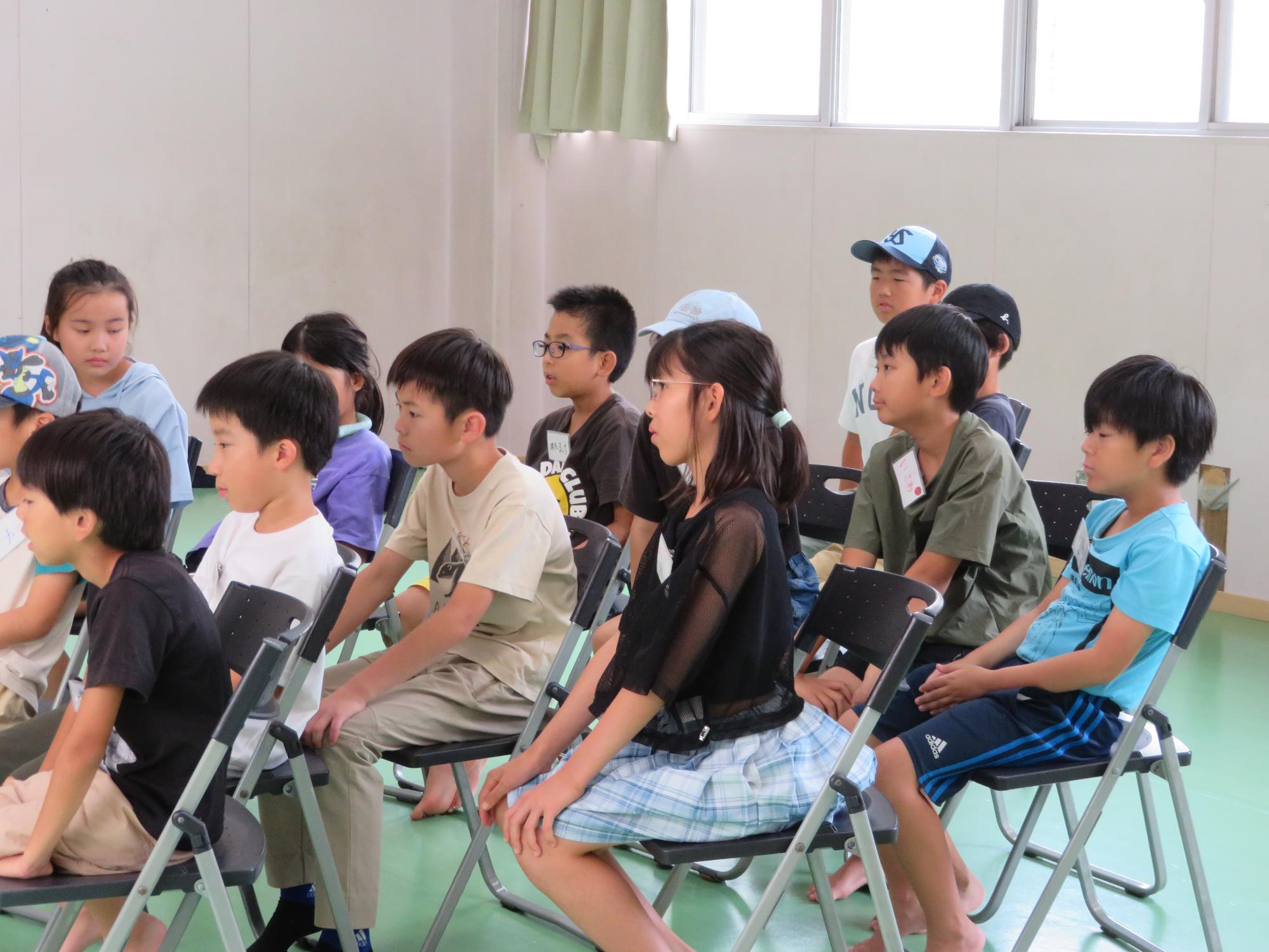災害についての話を聞いている子どもたちの写真