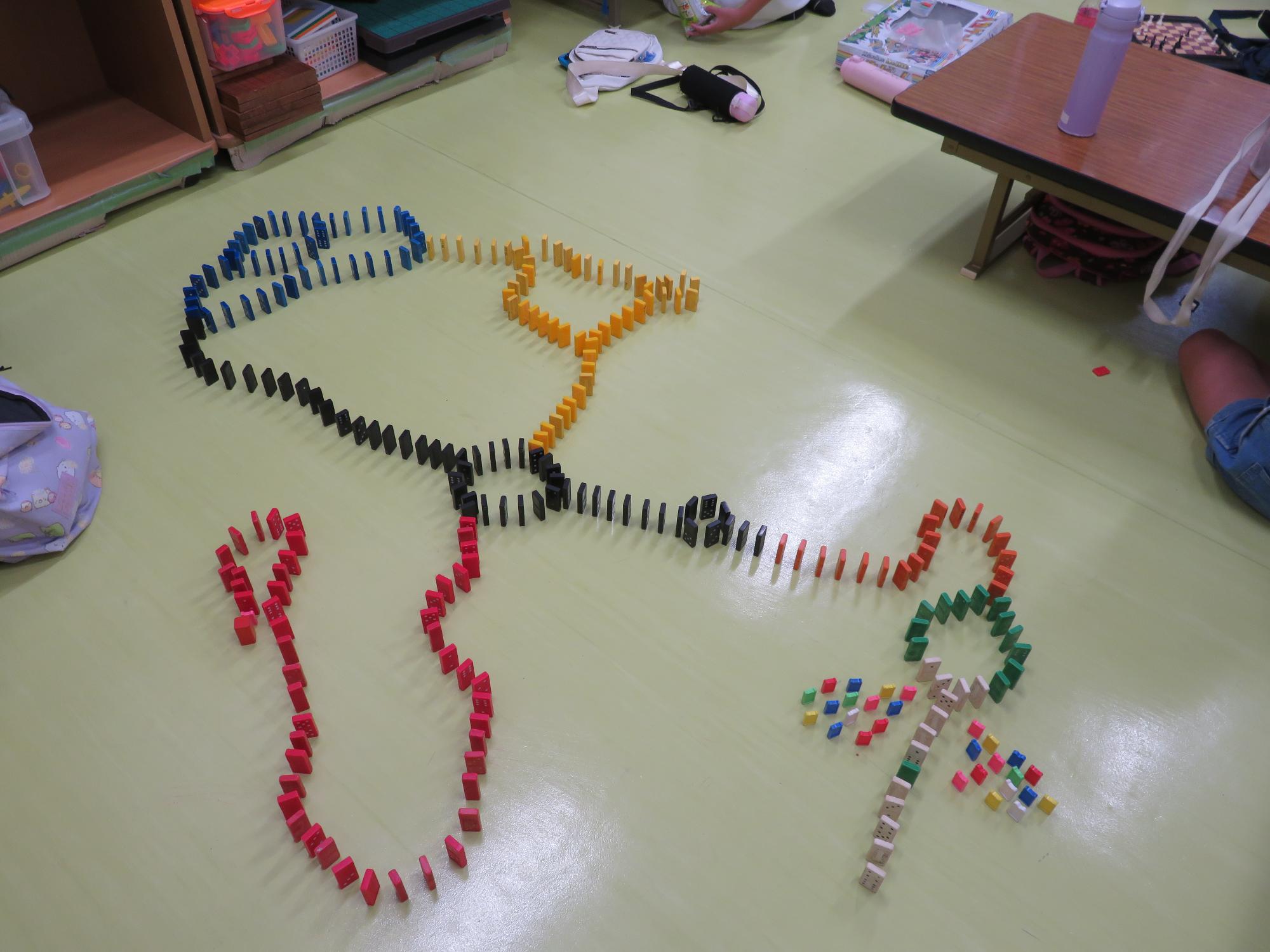 中野島こども文化センターで子どもたちが作ったドミノの写真