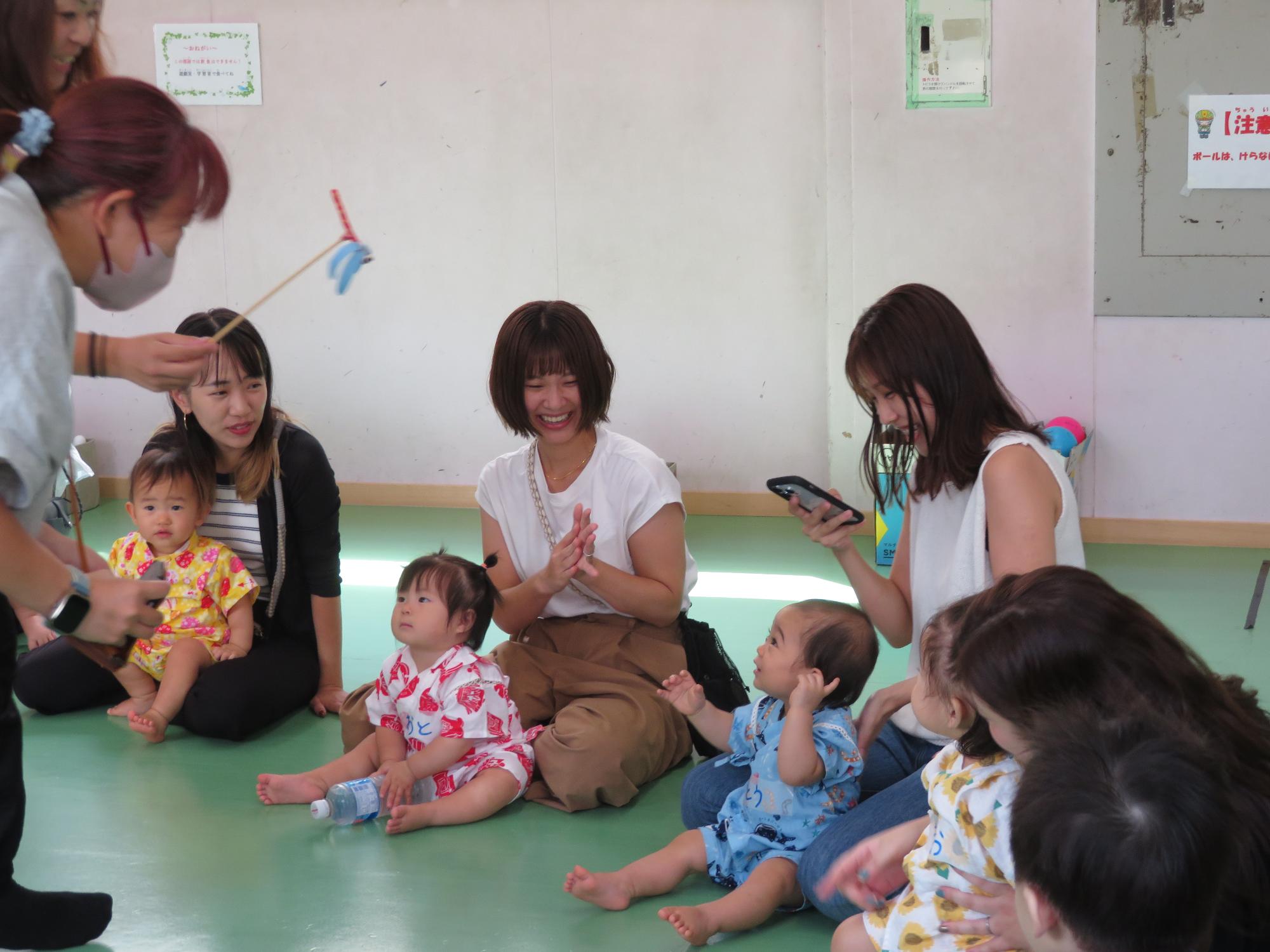 甚平を着て行事に参加してくれている幼児さんとその保護者の写真