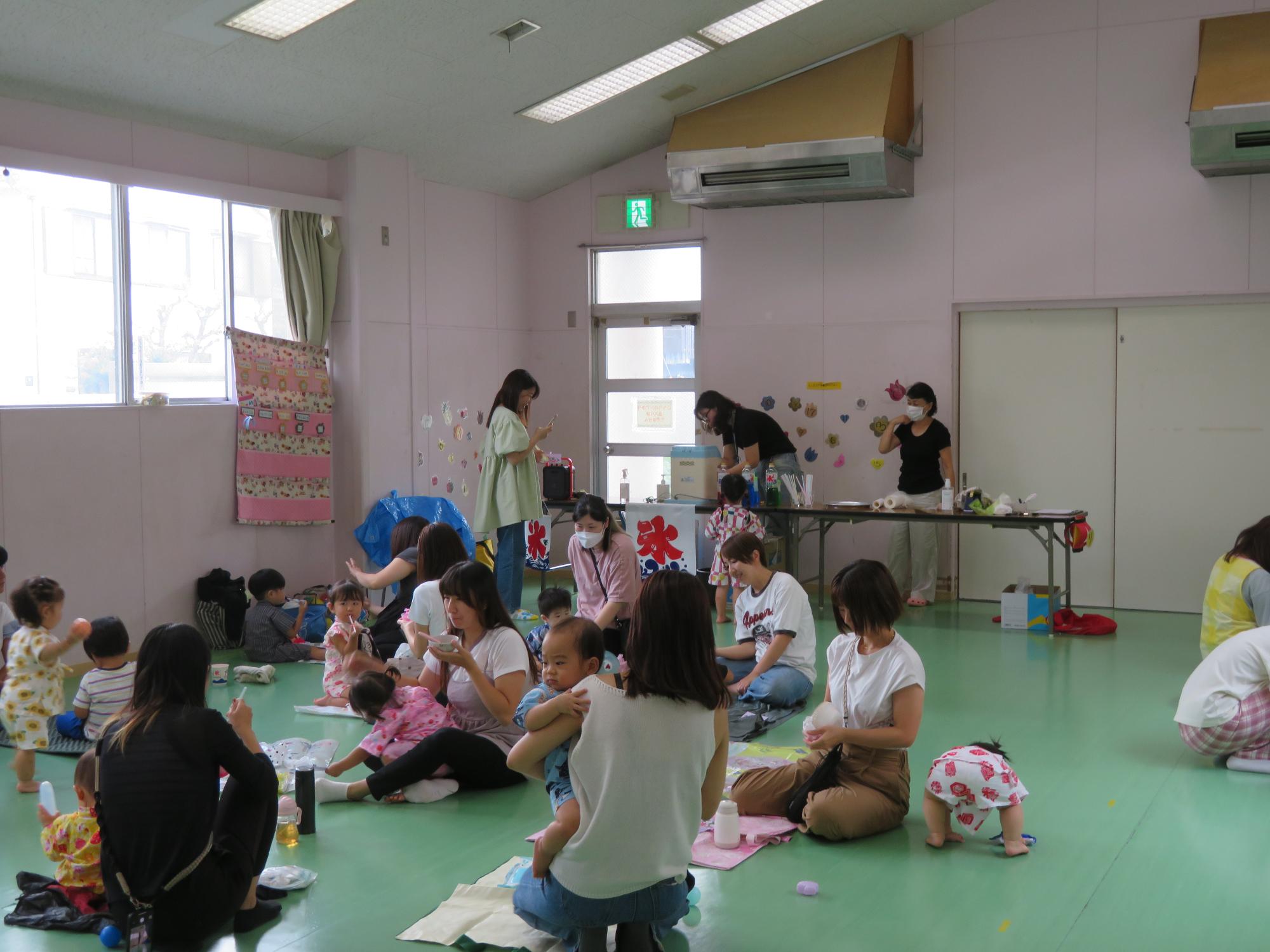 参加した乳幼児親子がかき氷を食べている様子の写真