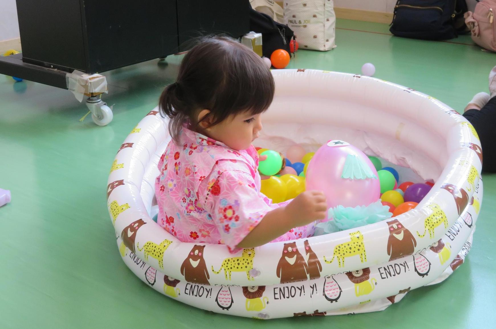 ボールプールで遊ぶ幼児の様子の写真