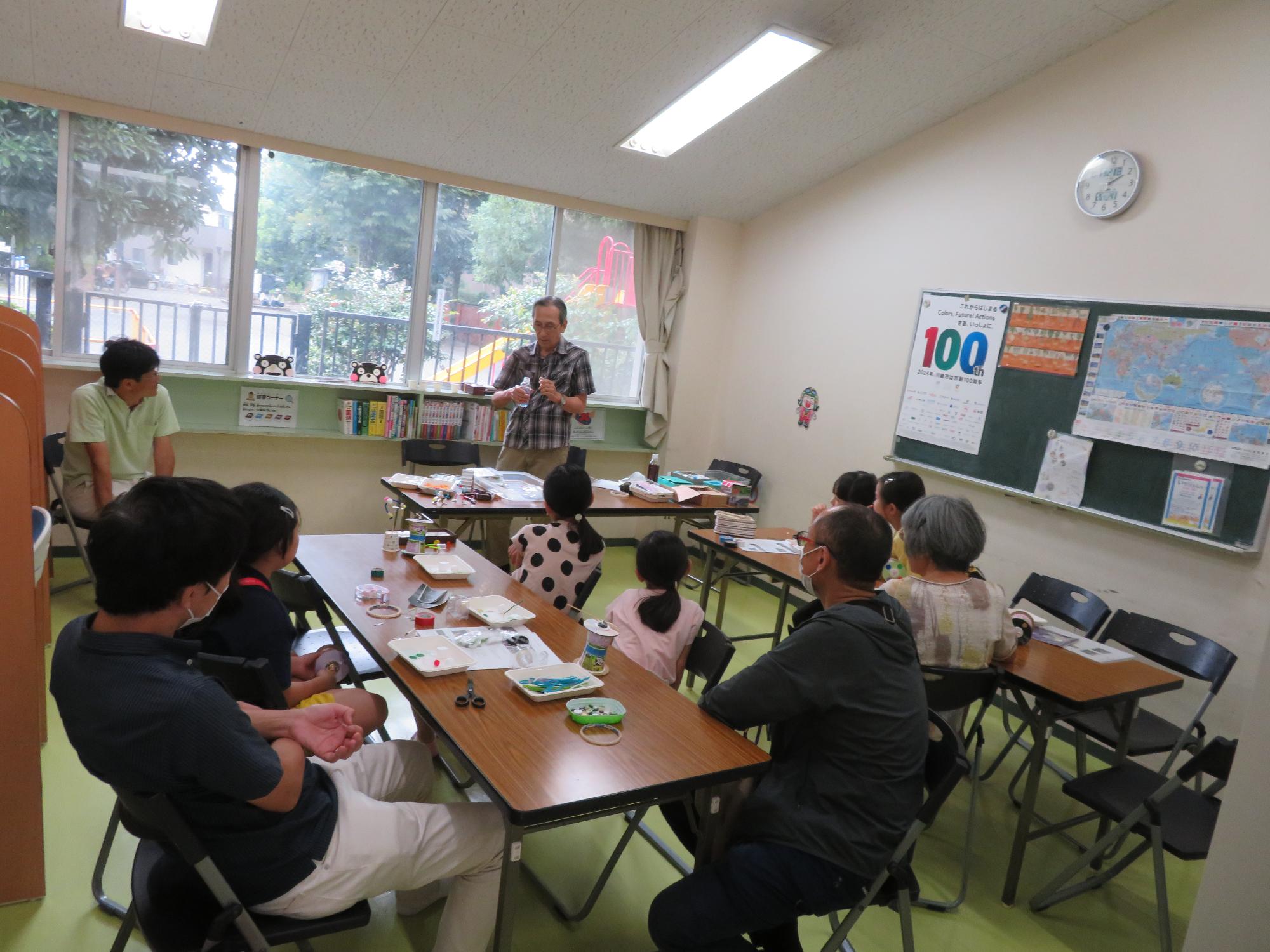 おもしろサイエンスに参加している小学生児童とその保護者の様子の写真