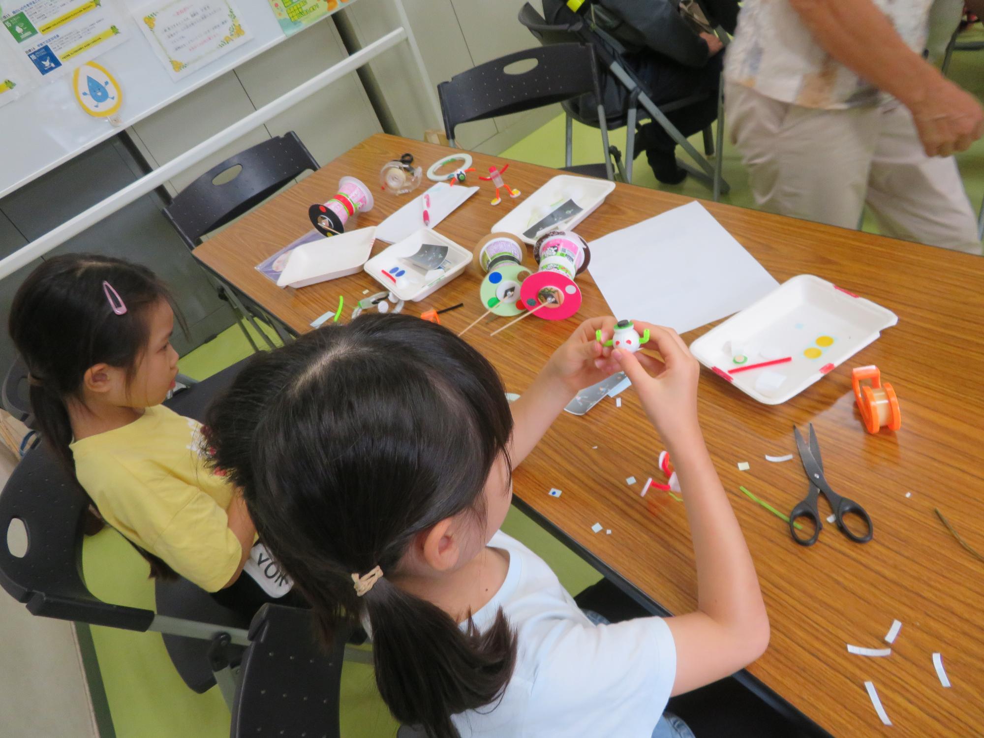 やじろべえ作りに熱心に取り組む小学生児童の様子の写真