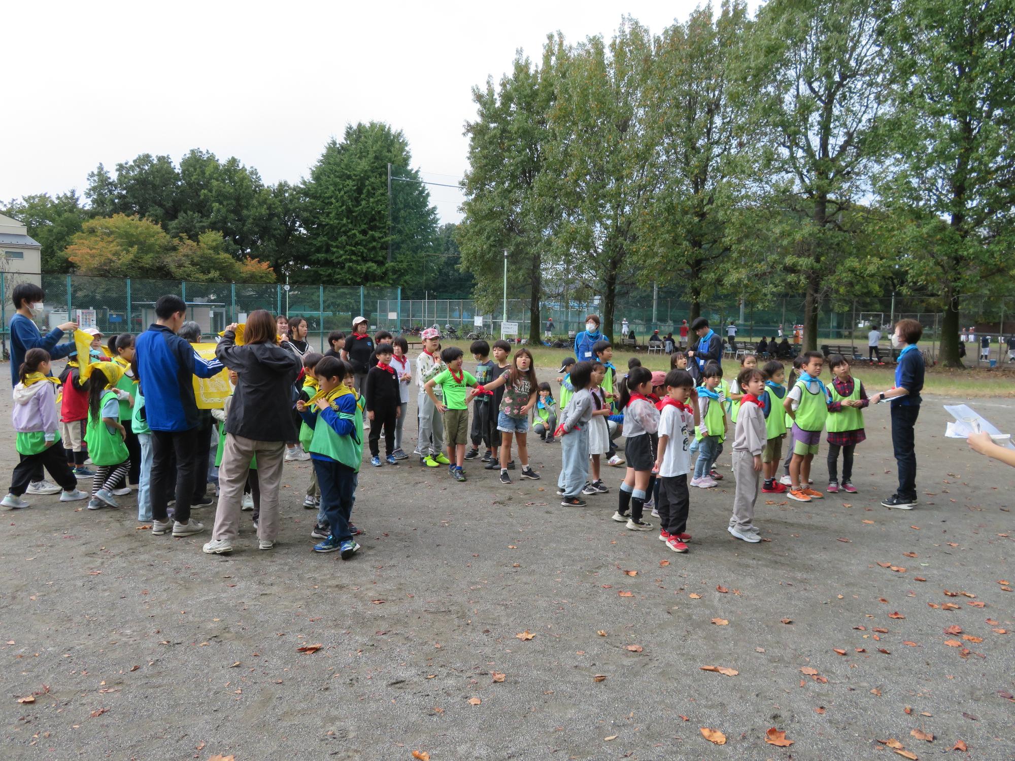 他館から参加している子どもたちと稲田公園で合流している様子の写真
