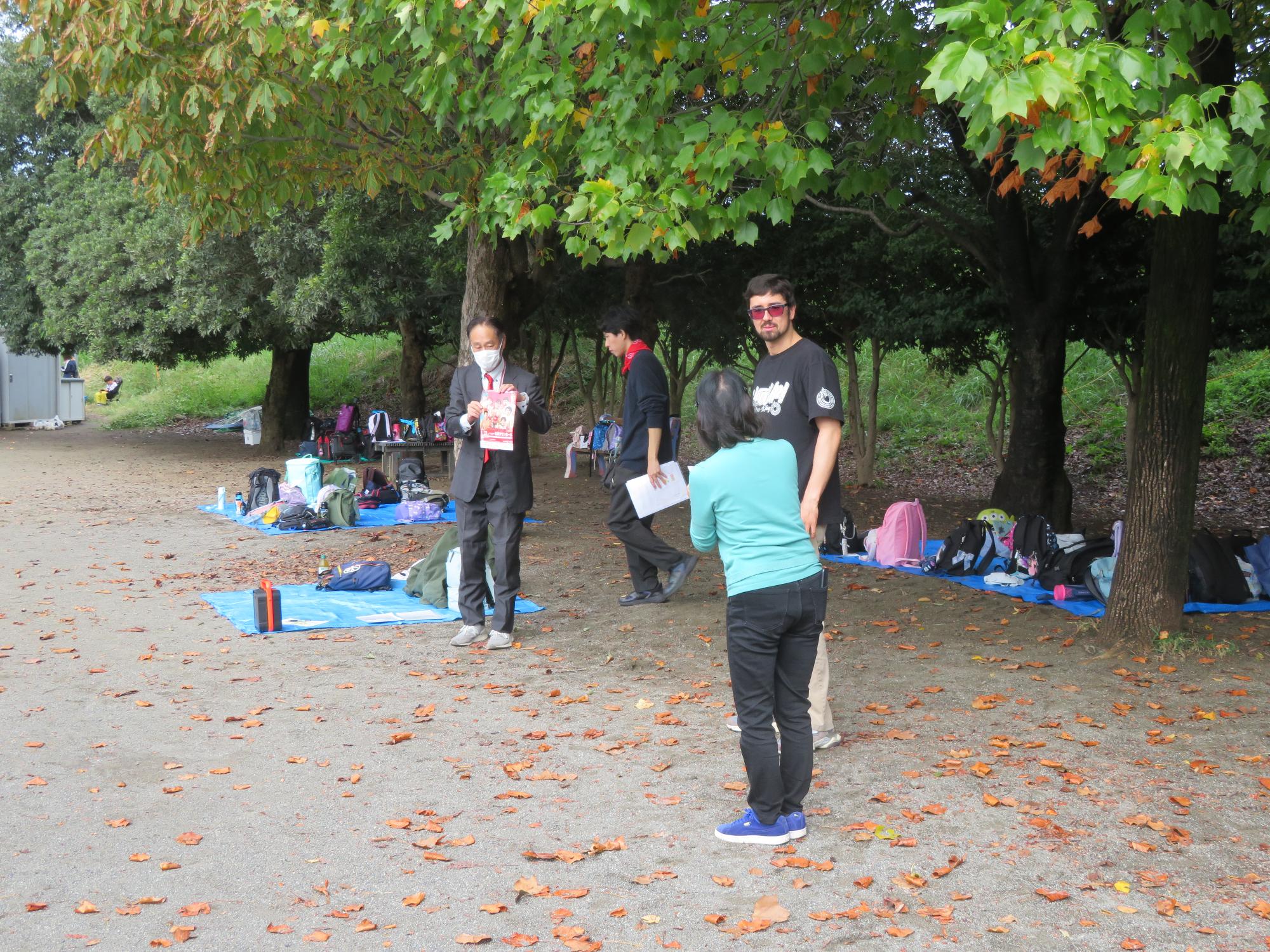 「防犯教室」を行うプロレスラーの方と紹介する職員の様子の写真