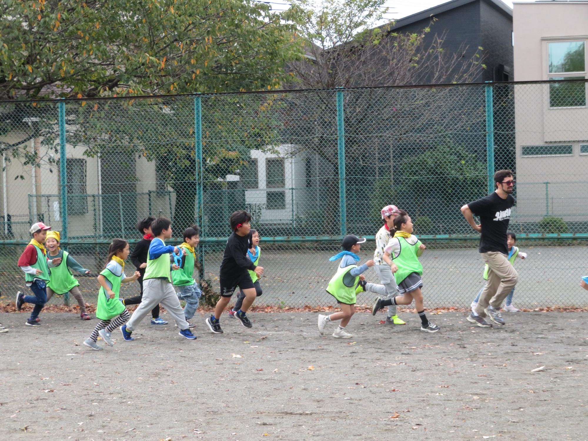 地域で活動するプロレスラーの方による防犯教室の様子の写真