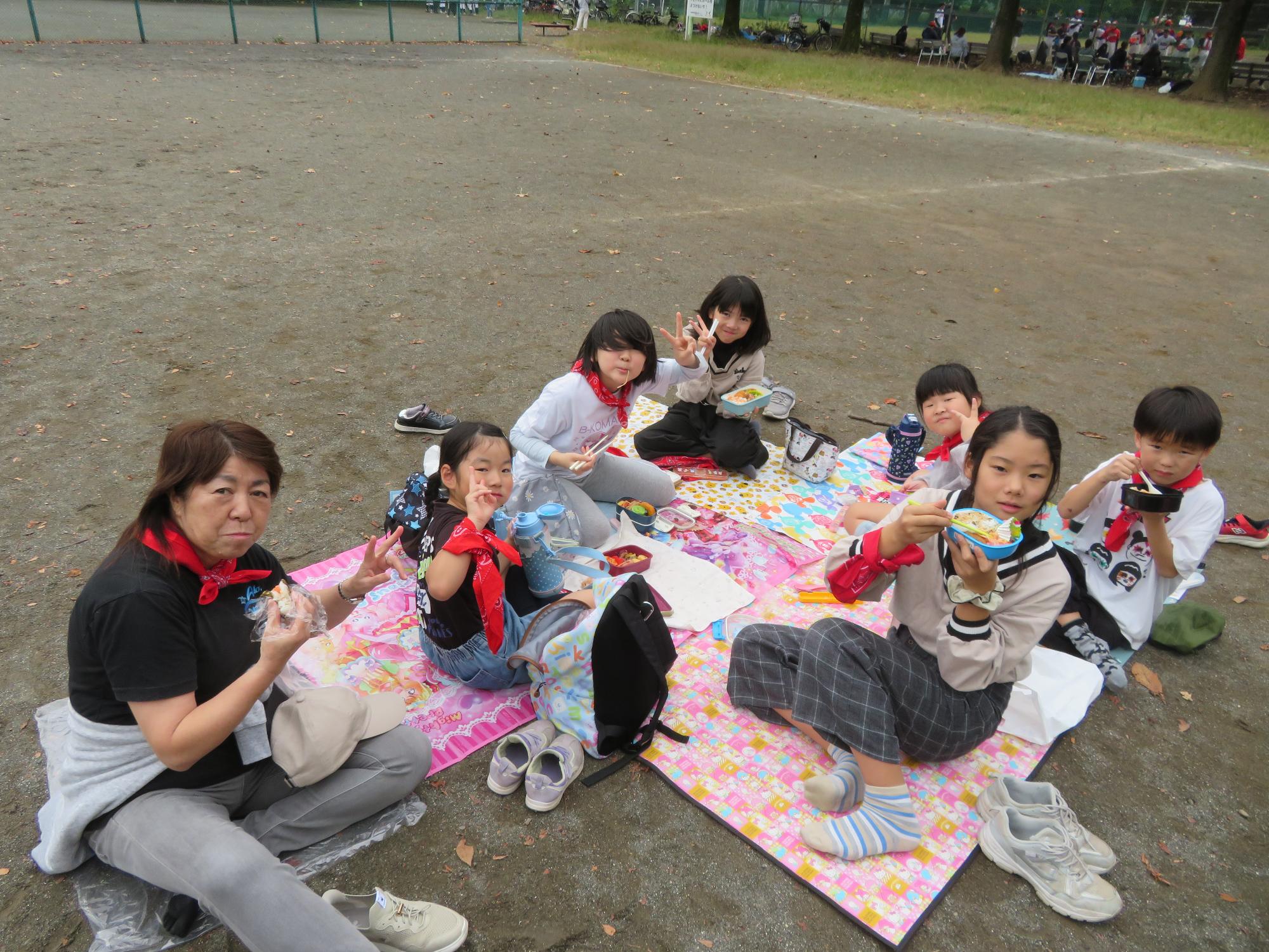 中野島こ文からの参加児童がお弁当を食べている様子の写真