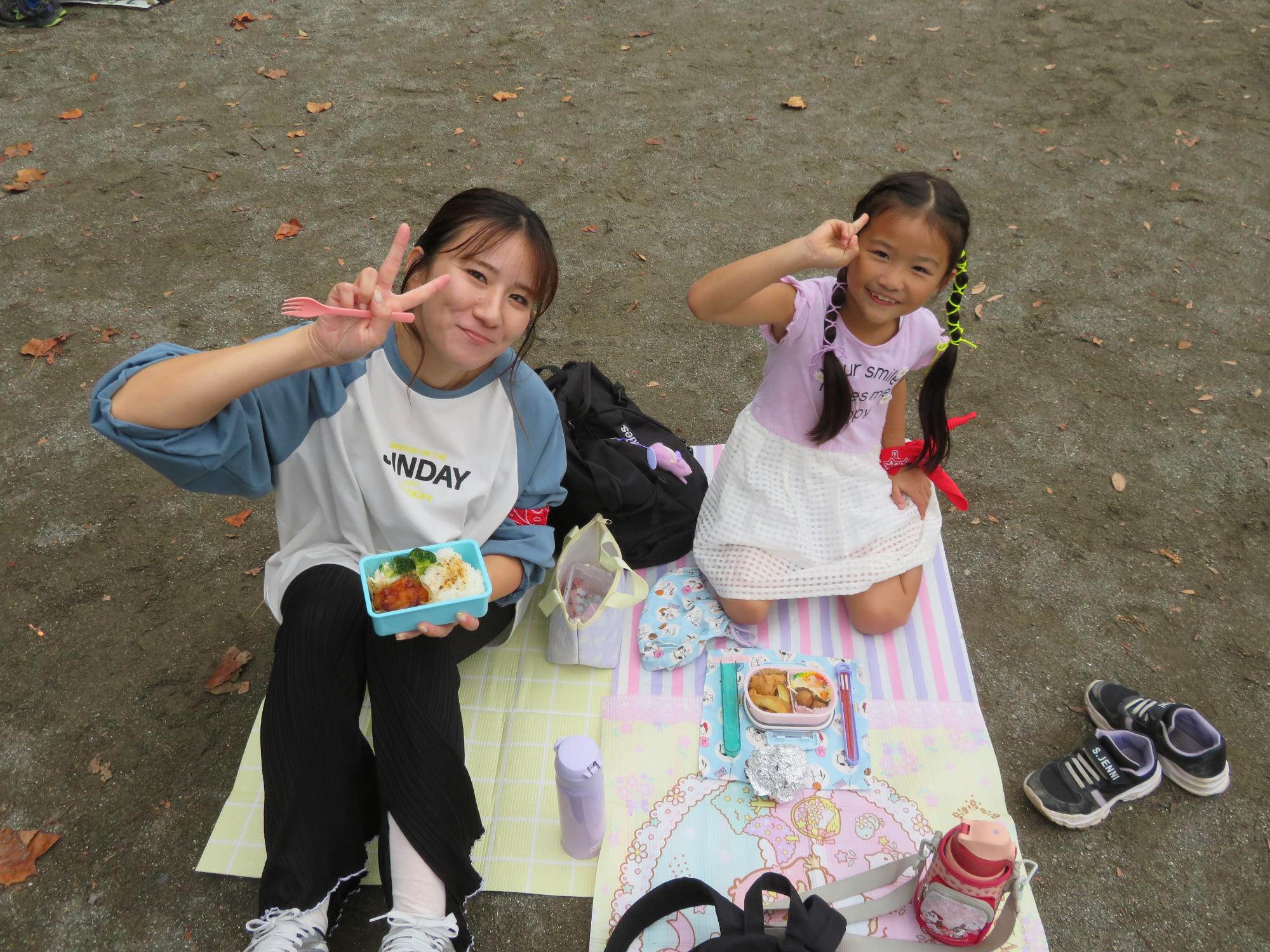 中野島こ文からの参加児童とスタッフがお弁当を食べている様子の写真