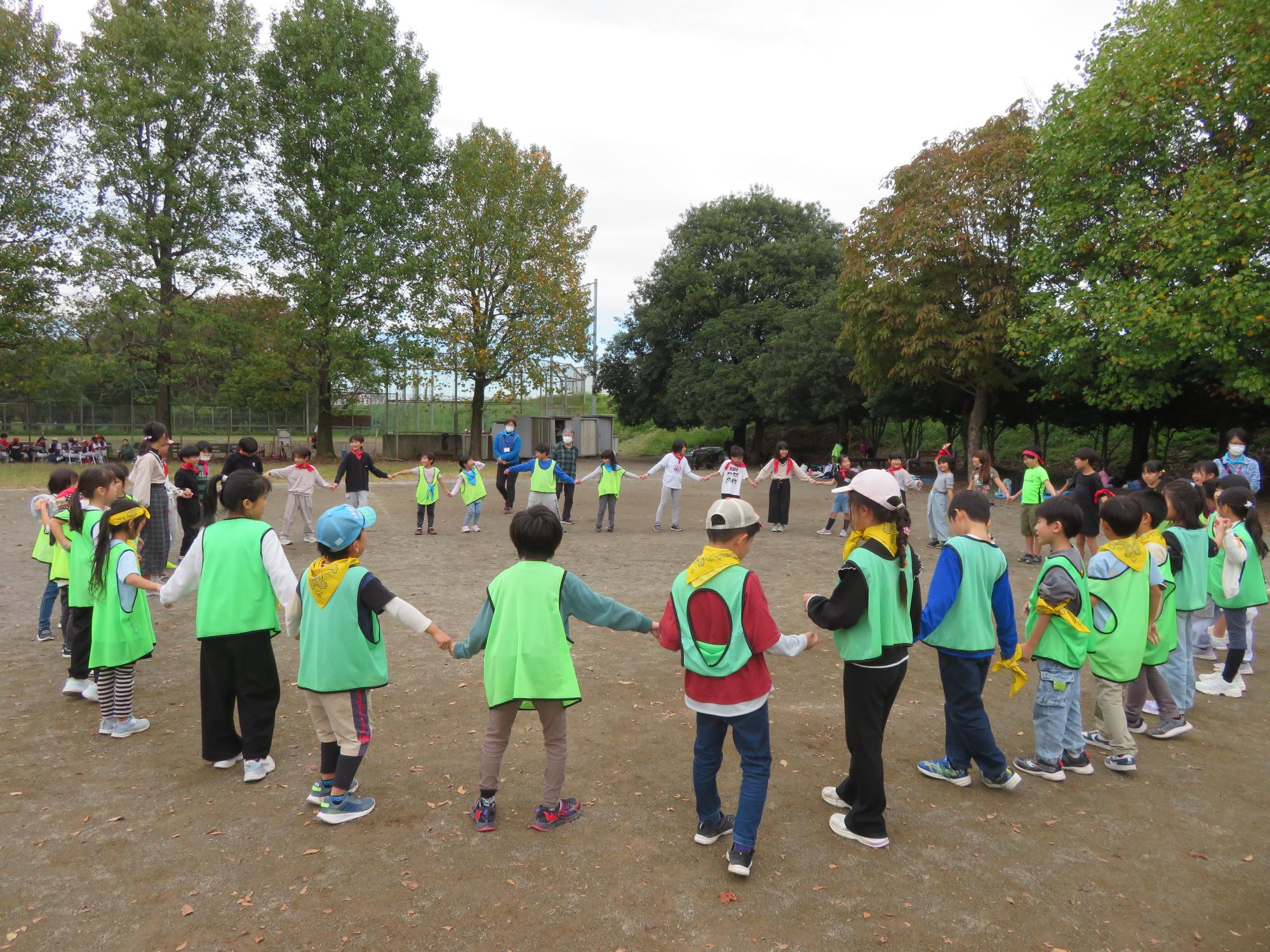 参加児童全員でレクリエーションを行う様子の写真