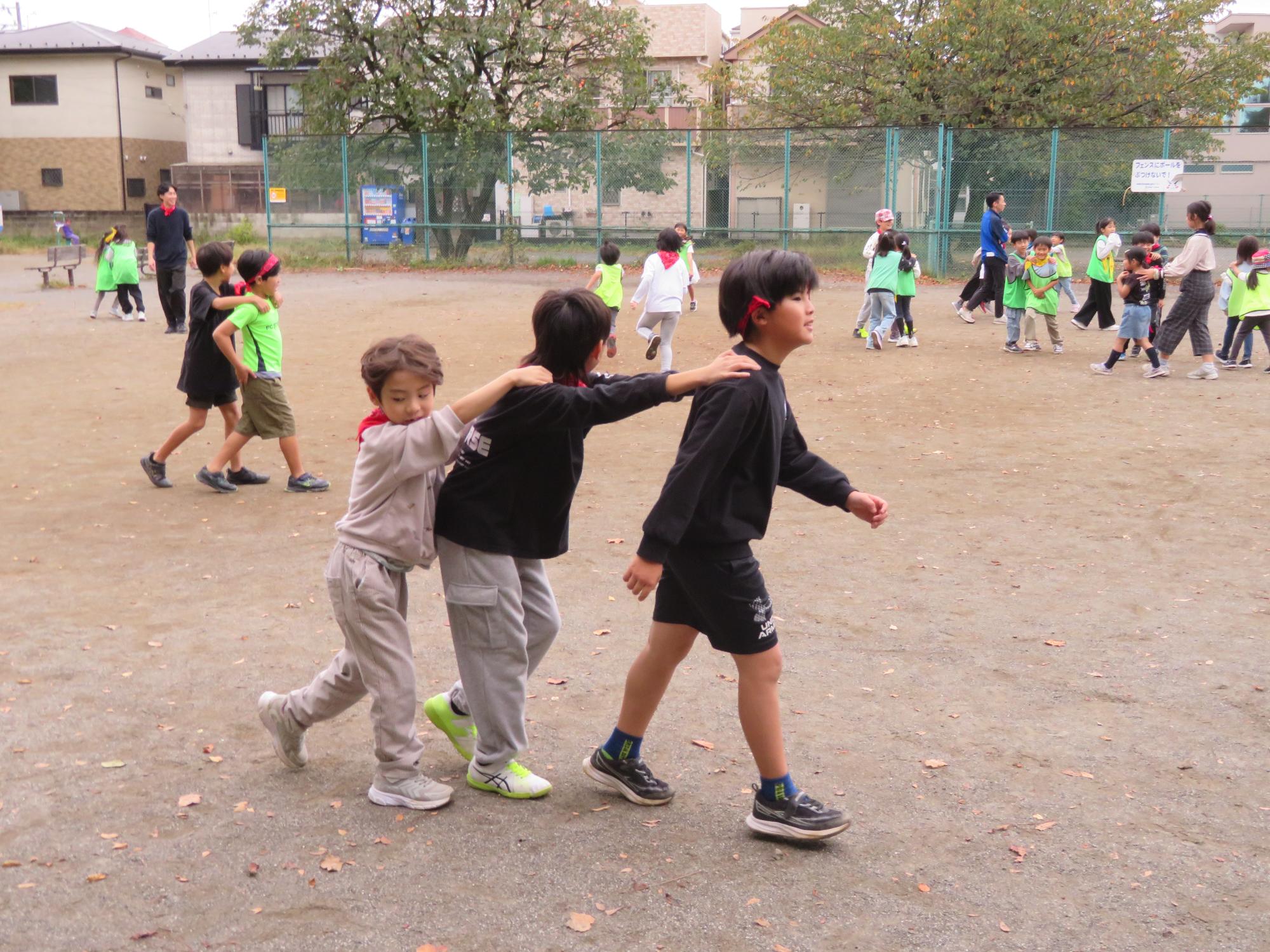 参加児童が混合でじゃんけん列車で遊ぶ様子の写真
