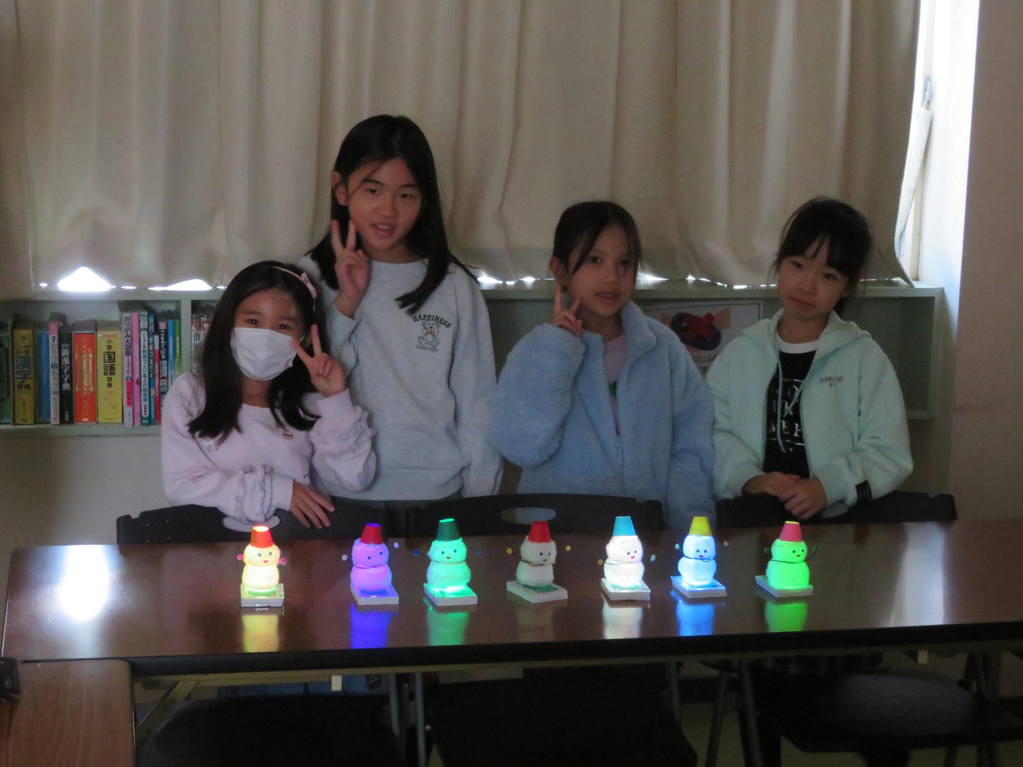 光る雪だるまの写真