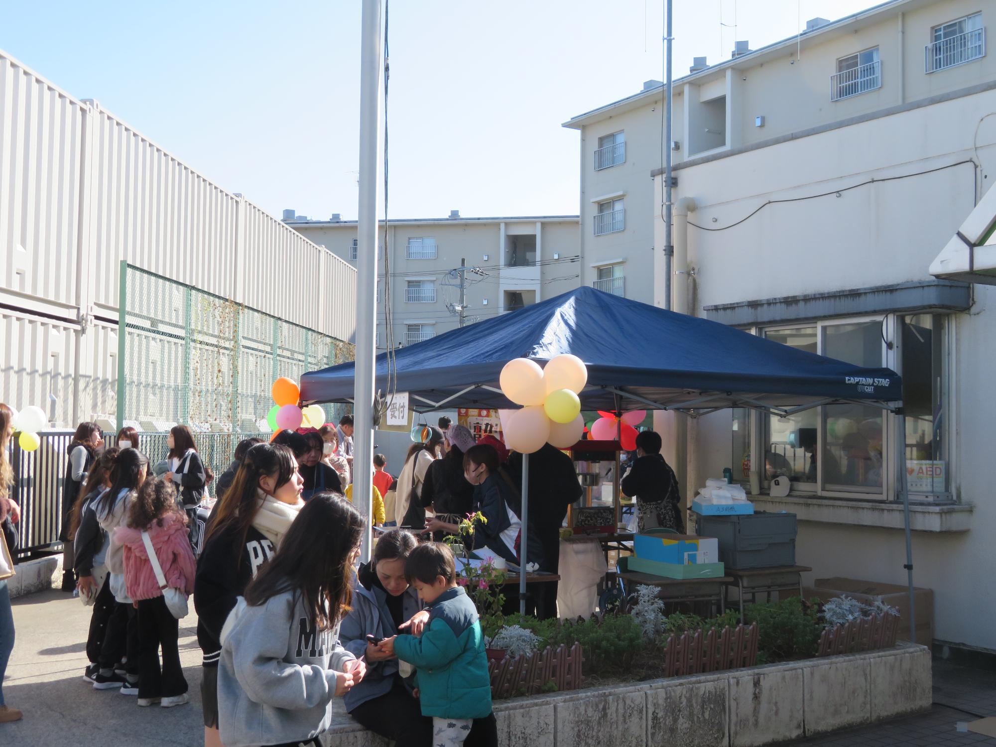 こども文化センターまつり当日の入口前の様子の写真