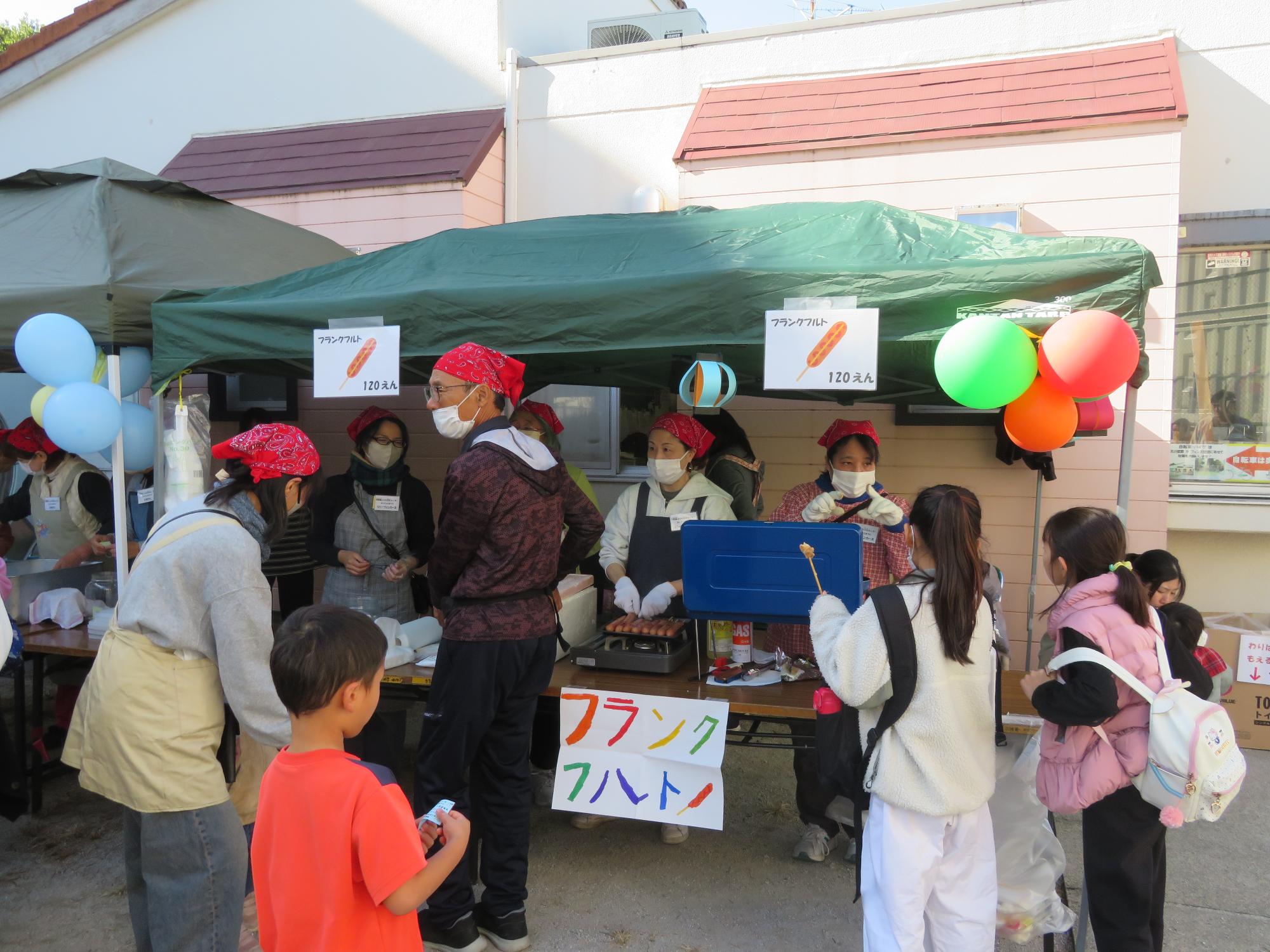こども文化センターまつりのフランクフルトのコーナーの様子の写真