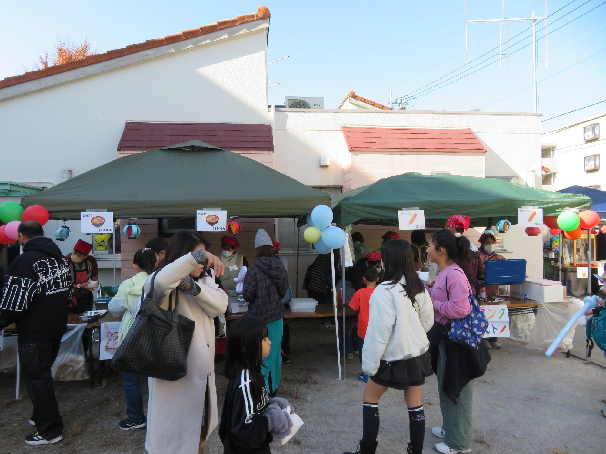こども文化センターまつりの飲食ブースの様子の写真