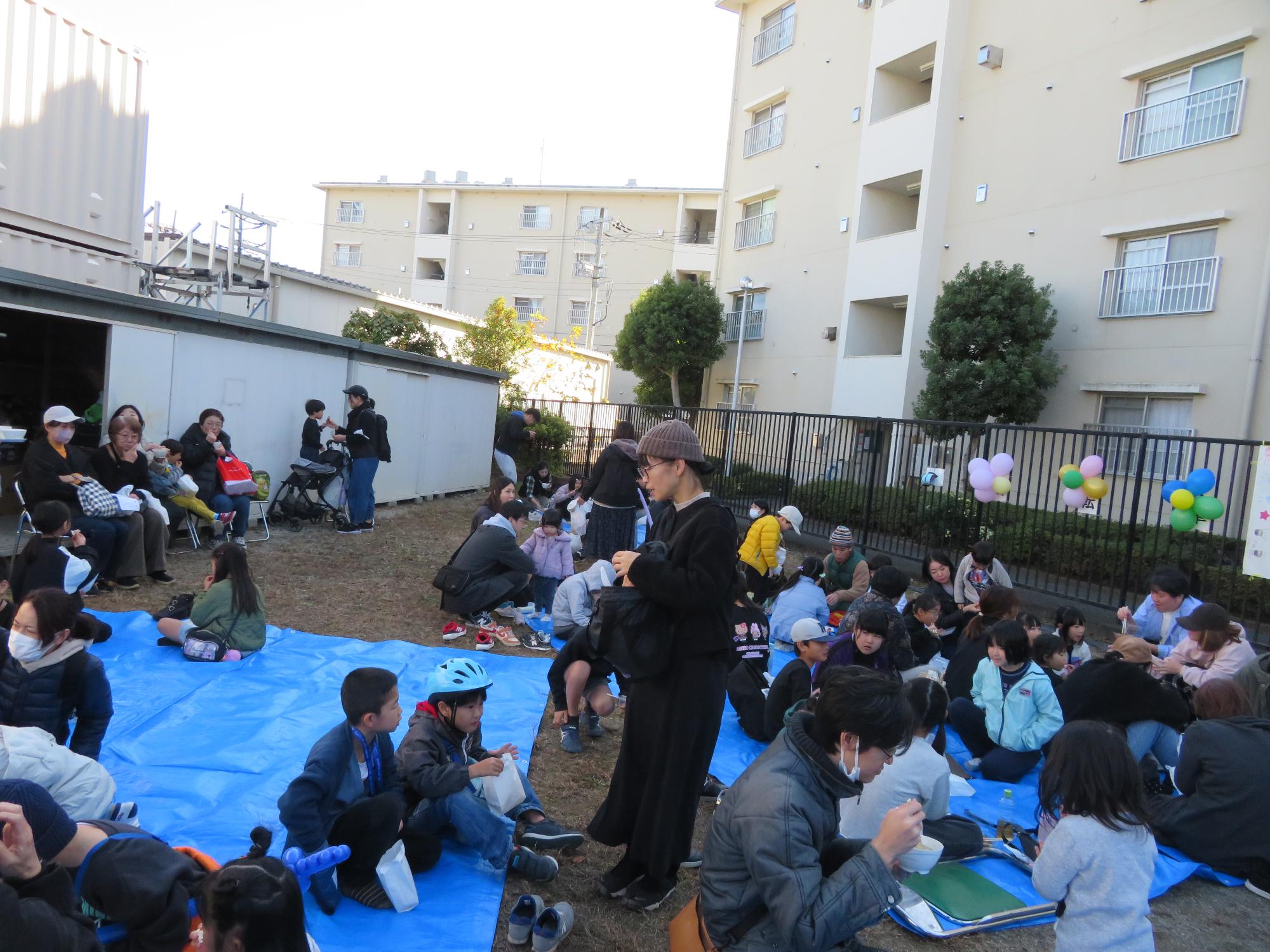 こども文化センターまつり当日の中庭の様子の写真