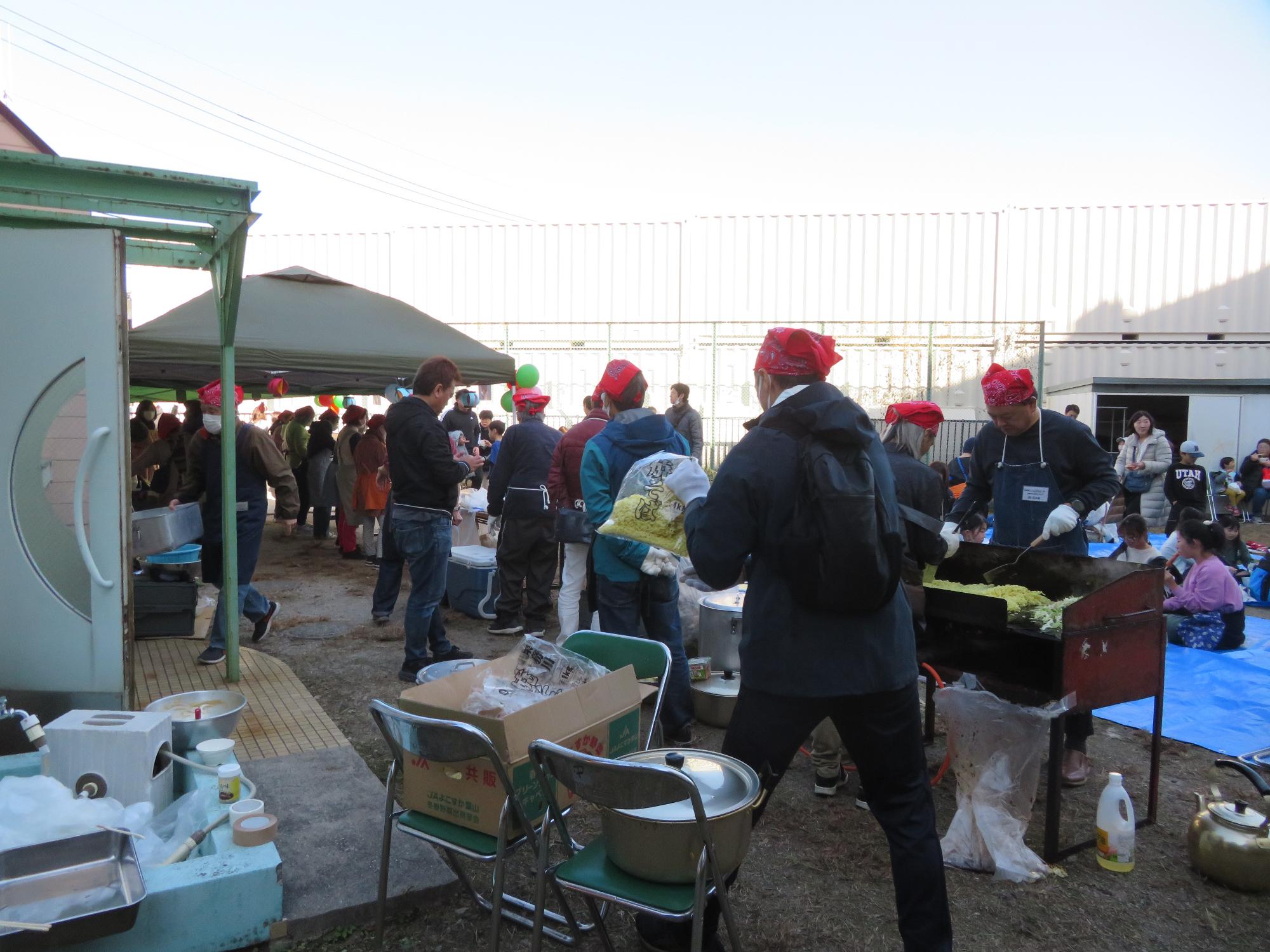 こども文化センターまつりの焼きそばコーナーの様子の写真