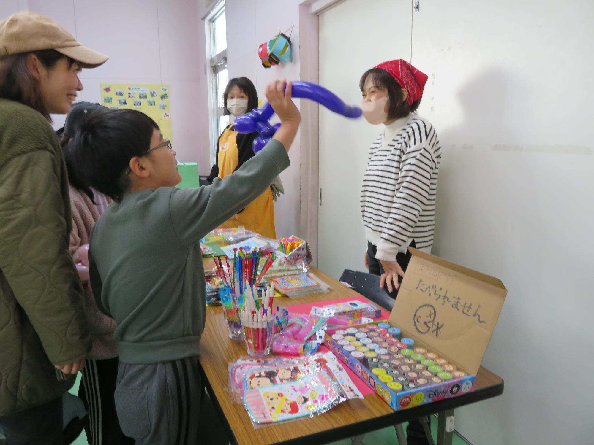 こども文化センターまつりのスタンプラリーのするともらえる景品コーナーの様子の写真