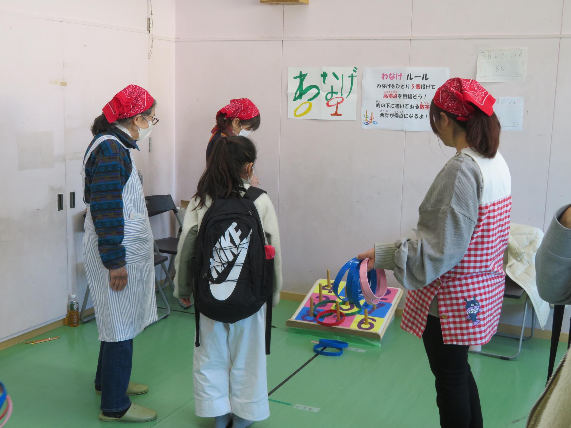 こども文化センターまつりのゲームコーナーの1つである輪投げコーナーの様子の写真