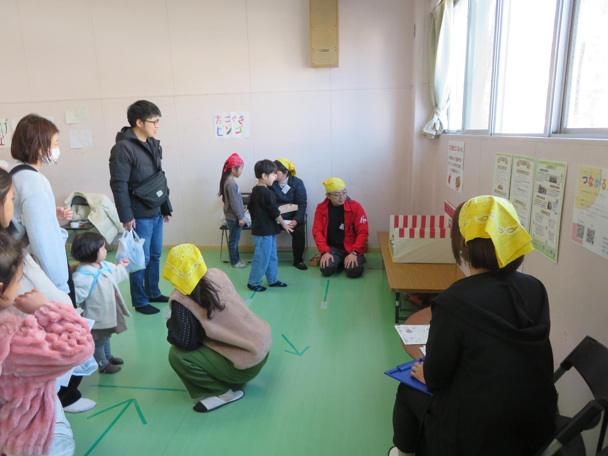 こども文化センターまつりのゲームコーナーの1つであるたこ焼きビンゴコーナーの様子の写真