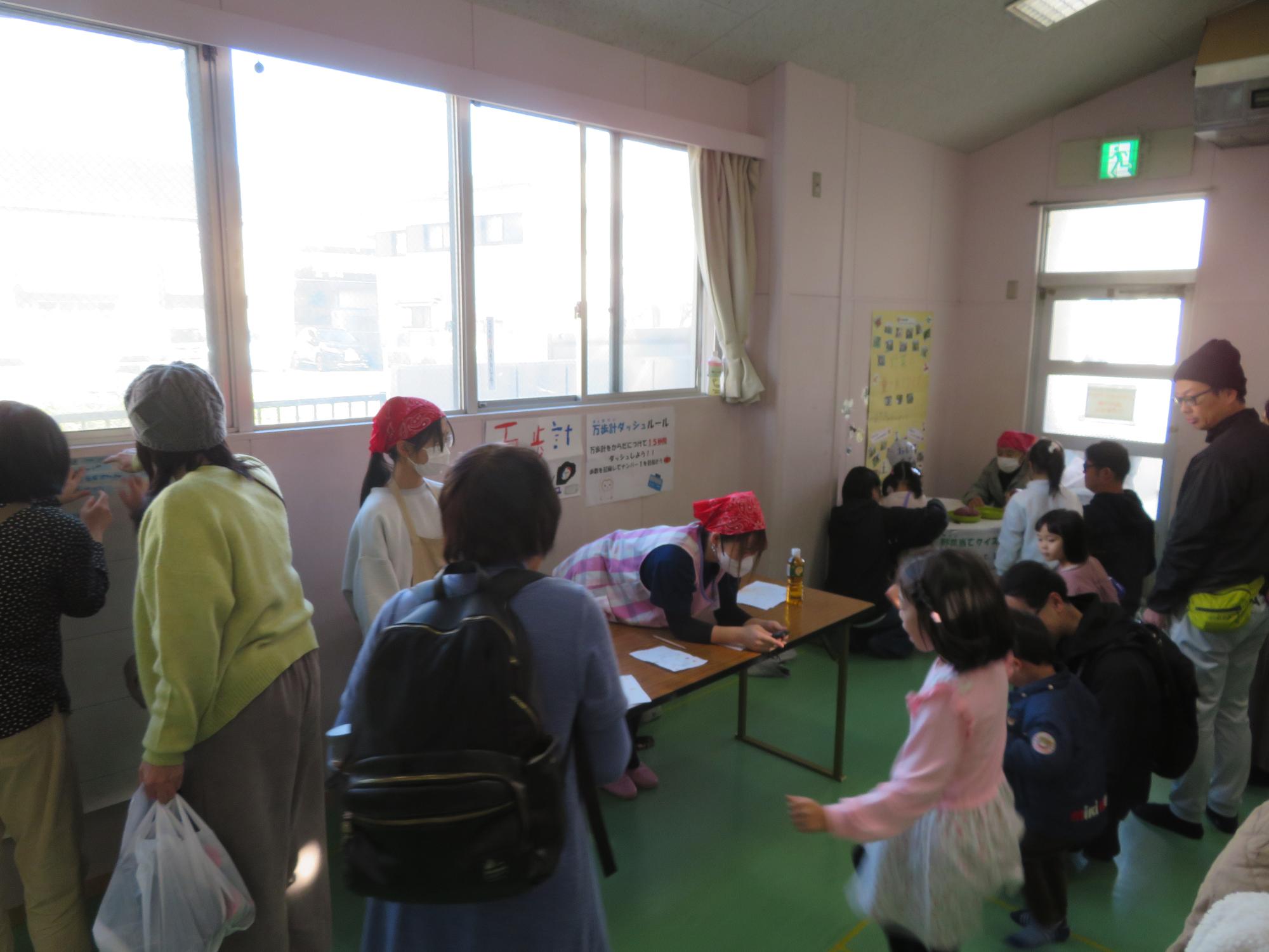 こども文化センターまつりのゲームコーナーの1つである万歩計ダッシュの様子の写真