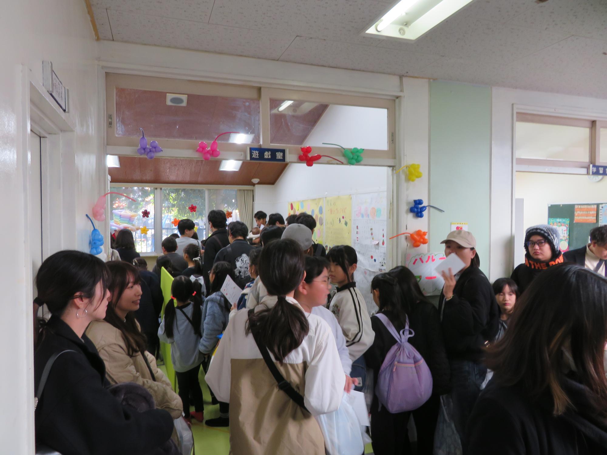 こども文化センターまつり当日の遊戯室で行われたバルーンコーナーの様子の写真