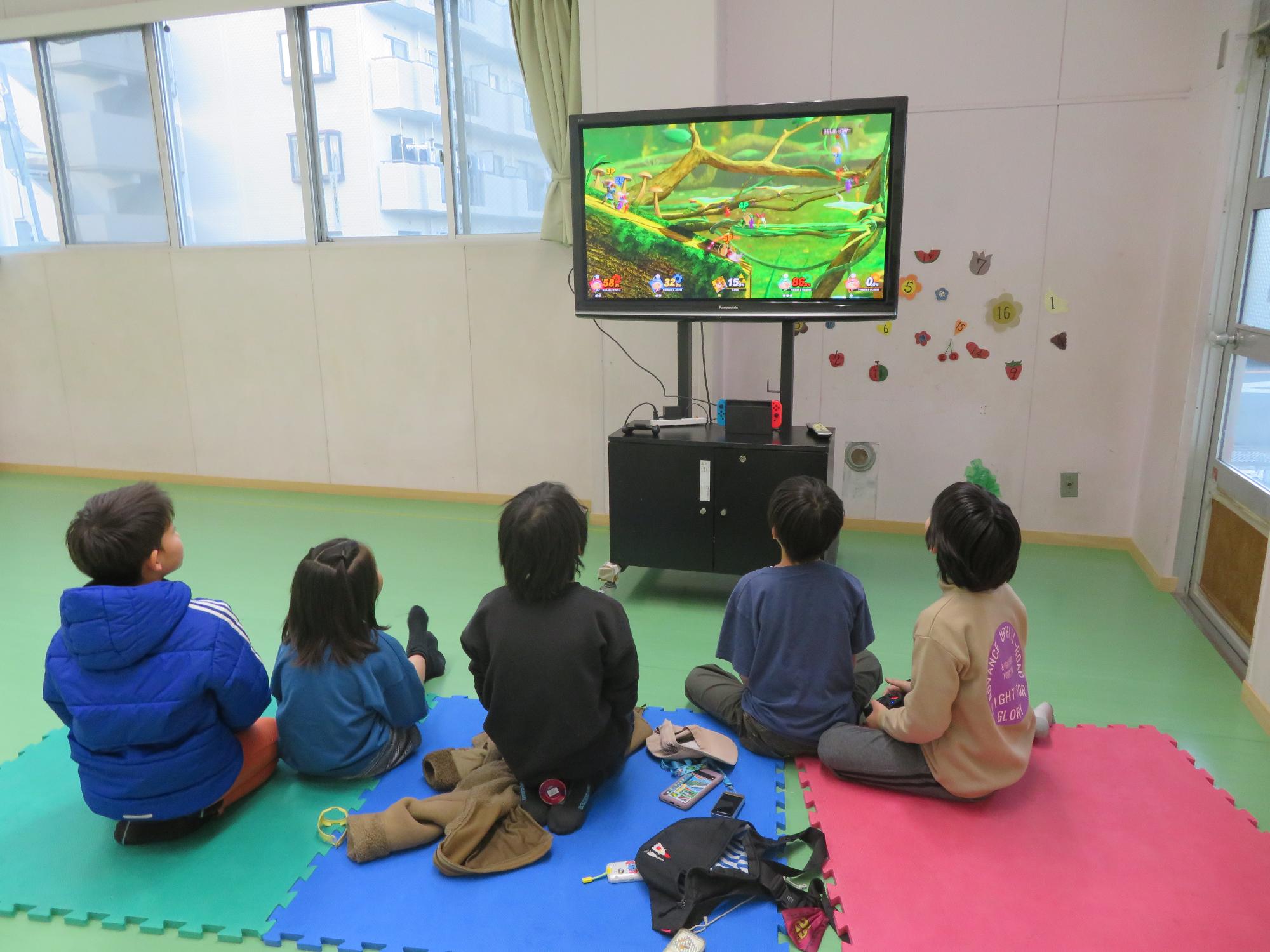 対戦ゲームを楽しむ小学生児童の様子の写真