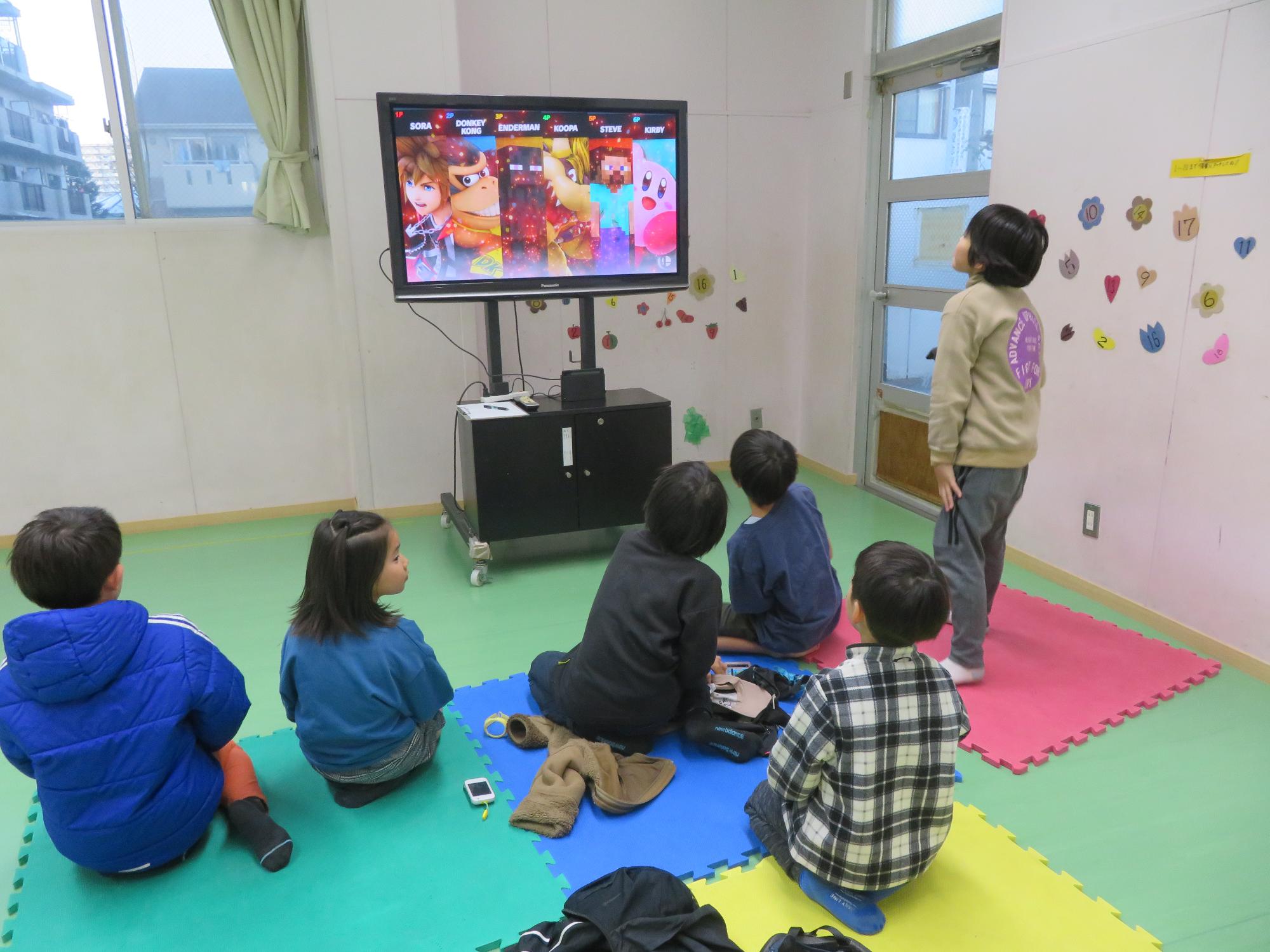 対戦ゲームを楽しむ小学生児童の様子の写真