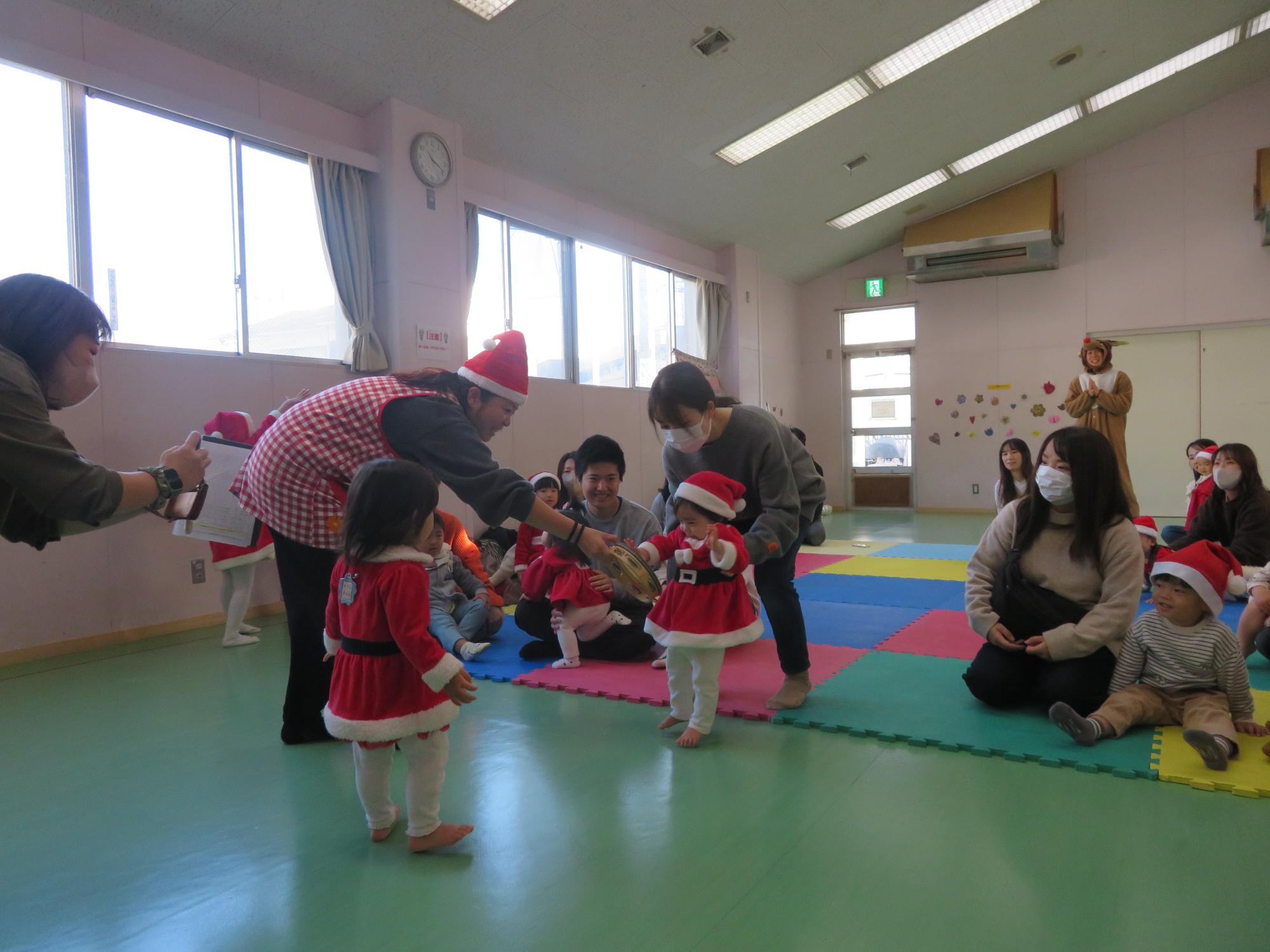 乳幼児行事のレクリエーションの様子の写真