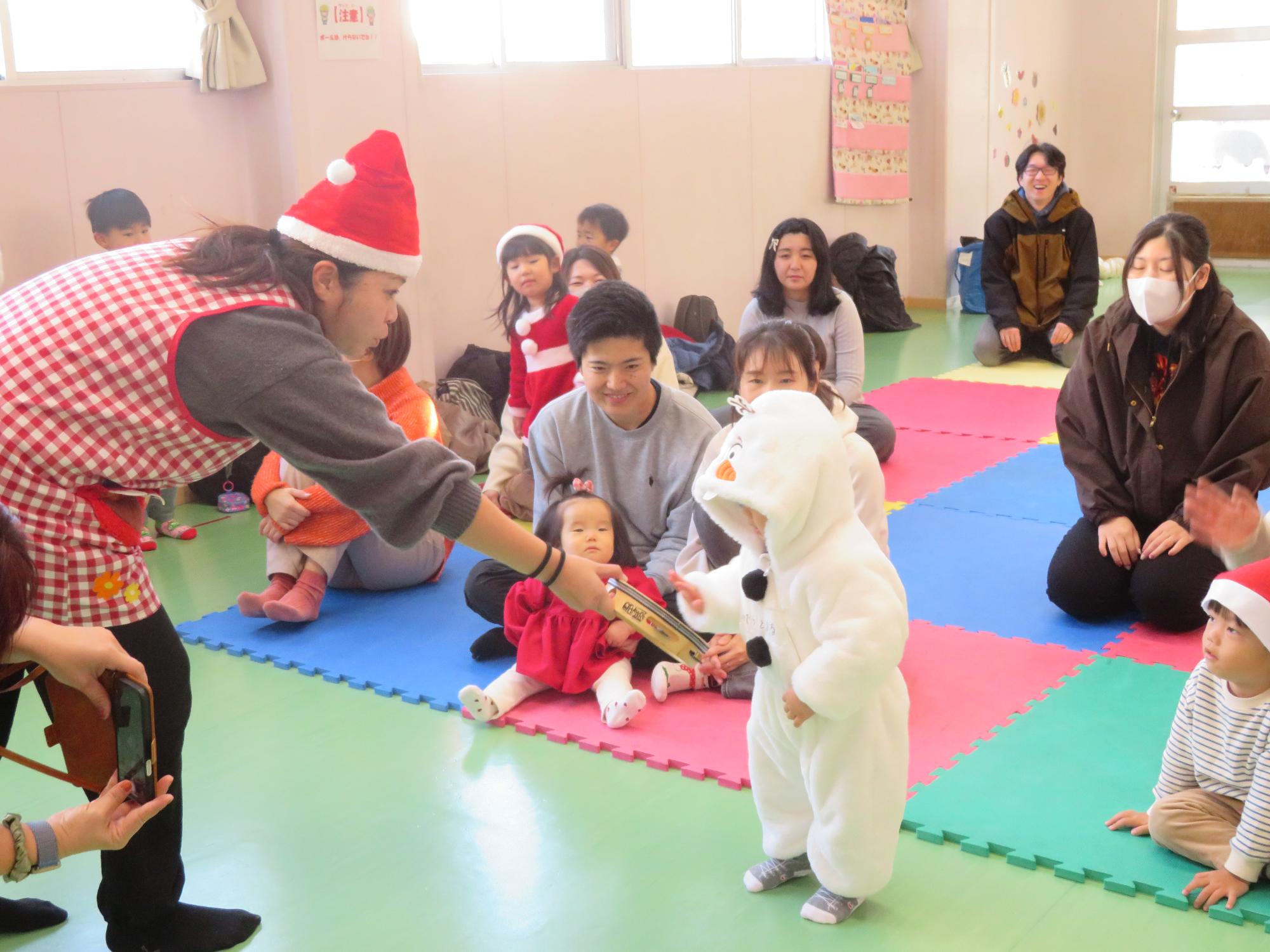 乳幼児行事のレクリエーションの様子の写真