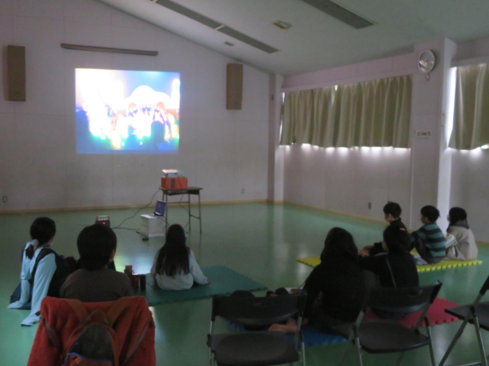 トレーニング室で映画を観ている参加児童の様子の写真