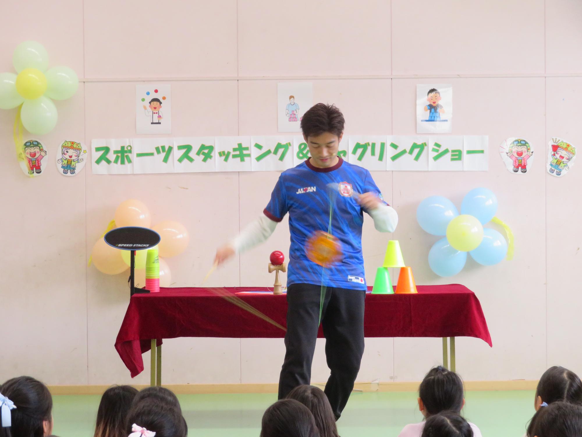 中国ゴマの技を子どもたちに披露する講師の様子の写真