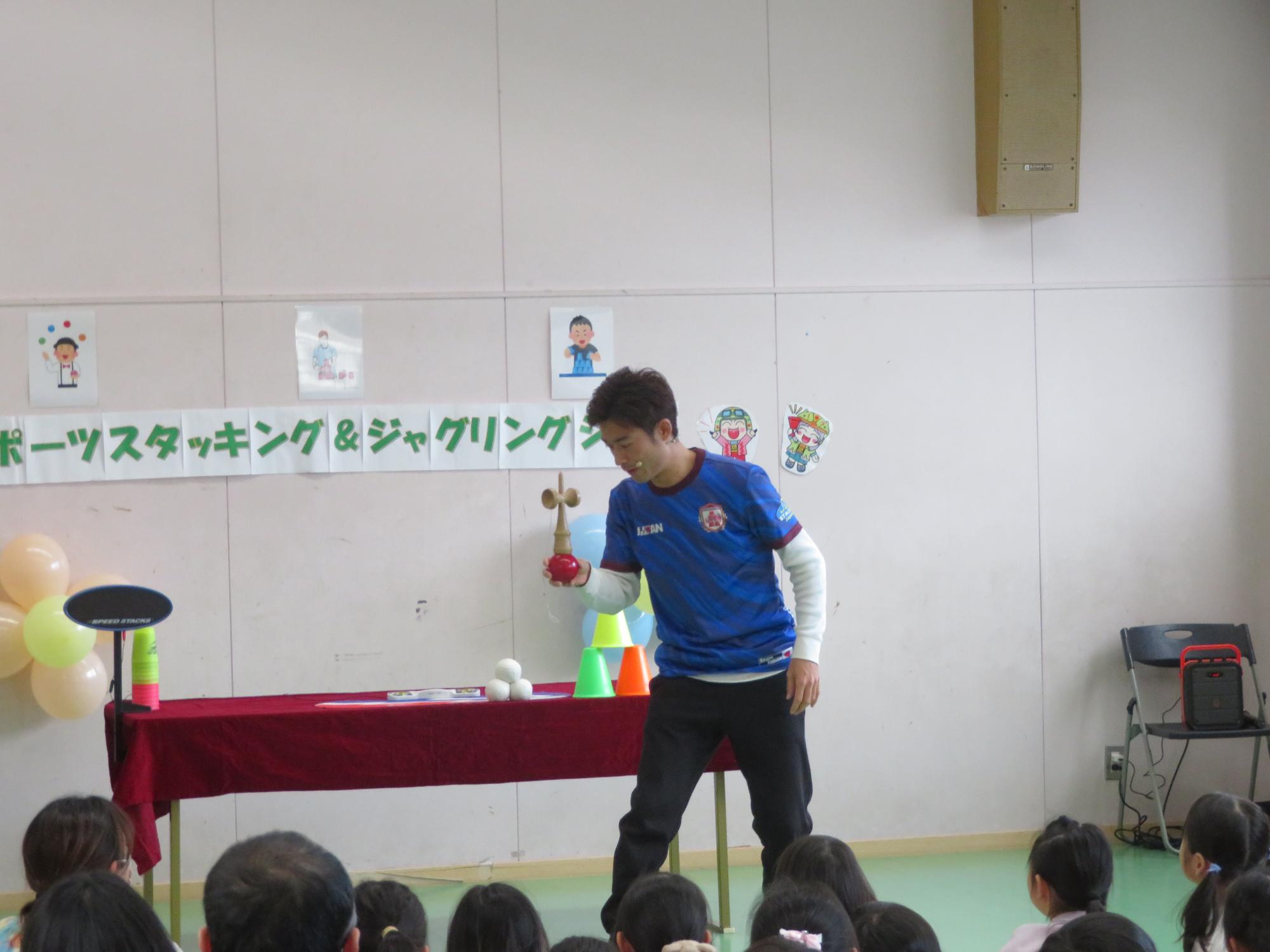 けん玉を使った技を披露してくださっている講師の様子の写真